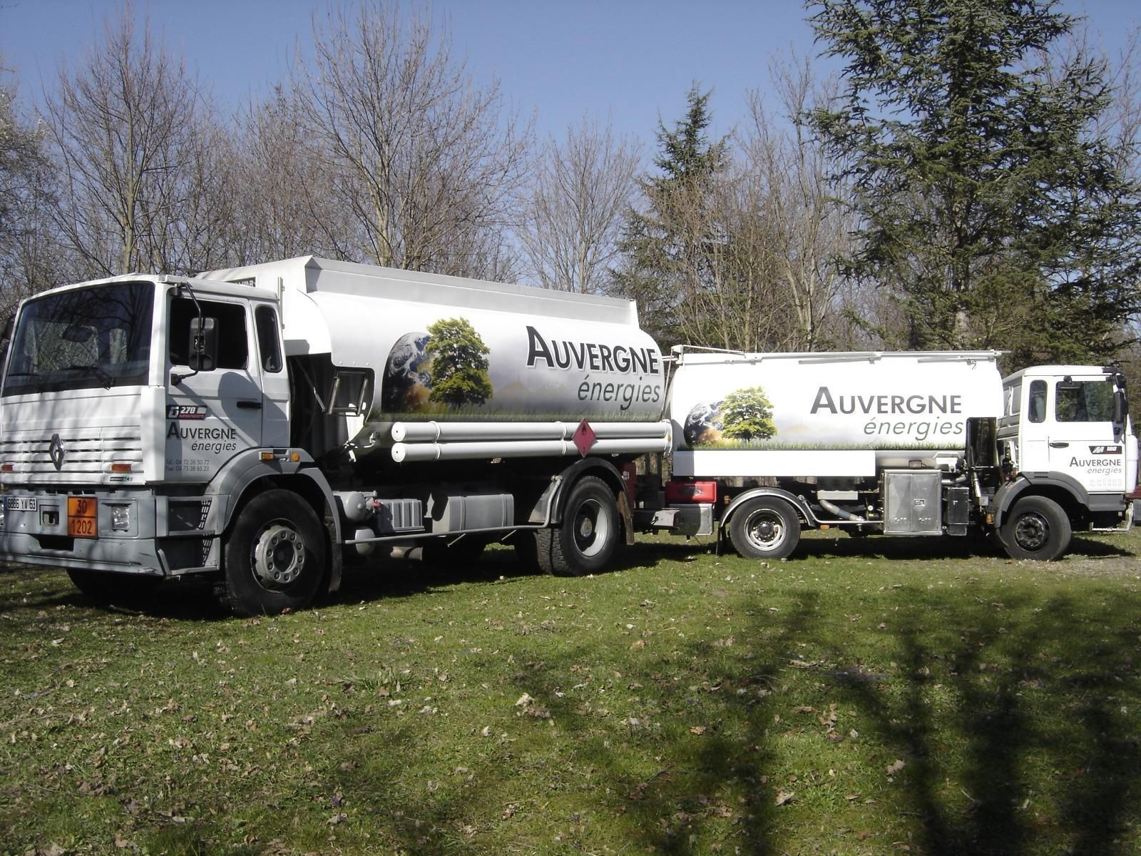 Deux camions de livraison de fioul