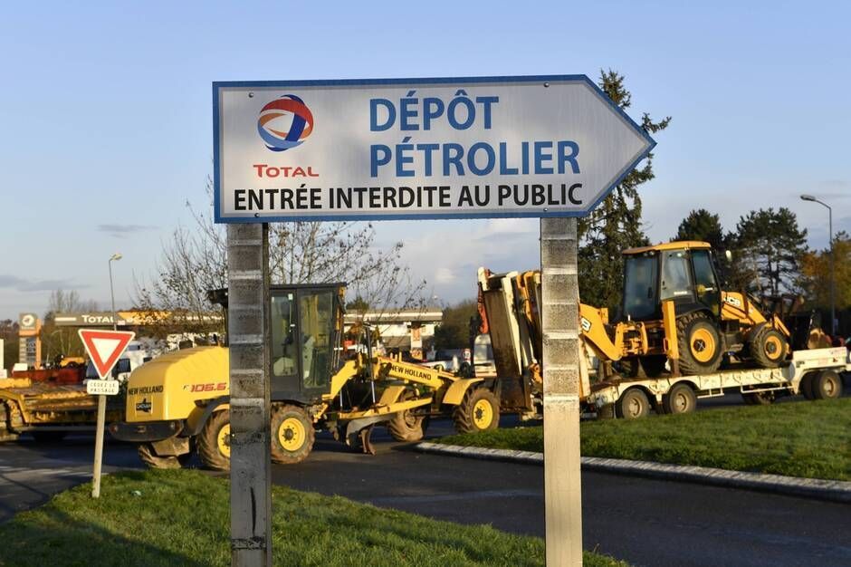 Un panneau indiquant le dépôt pétrolier