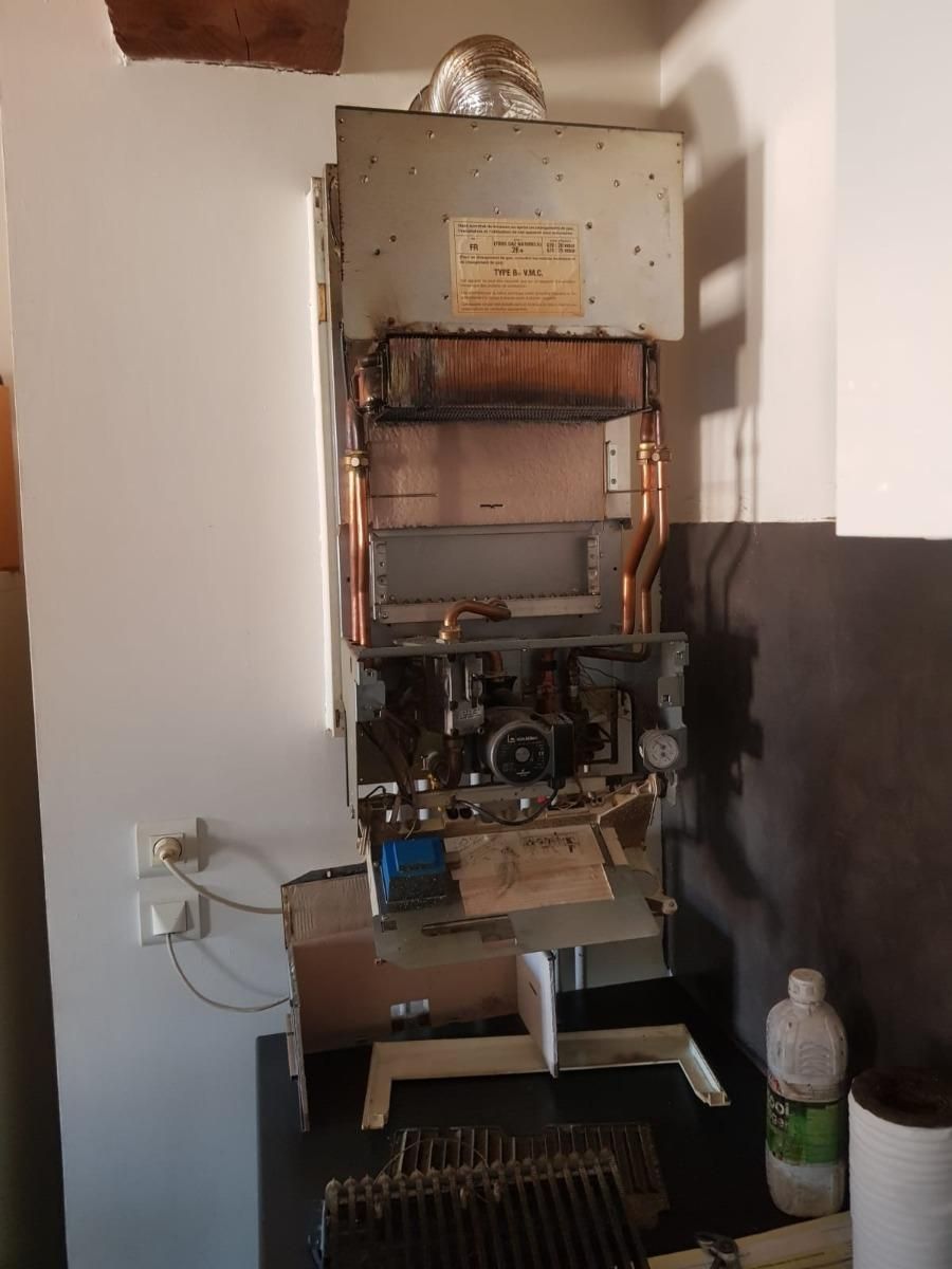 Une chaudière à gaz dans un coin