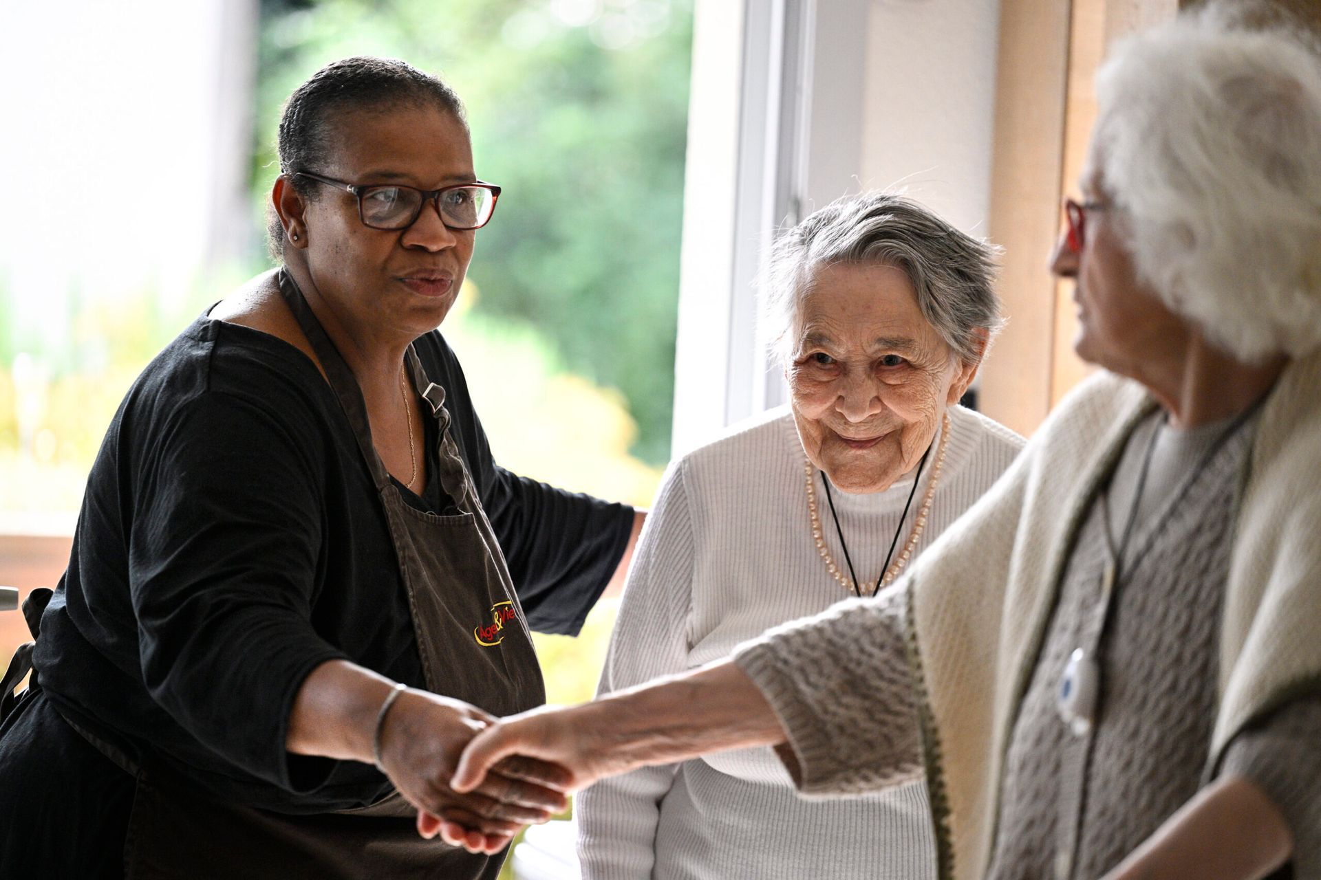 Photo accompagnant et résidentes.