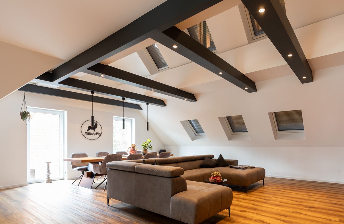 ein Wohnzimmer mit einer Couch und einem Esstisch