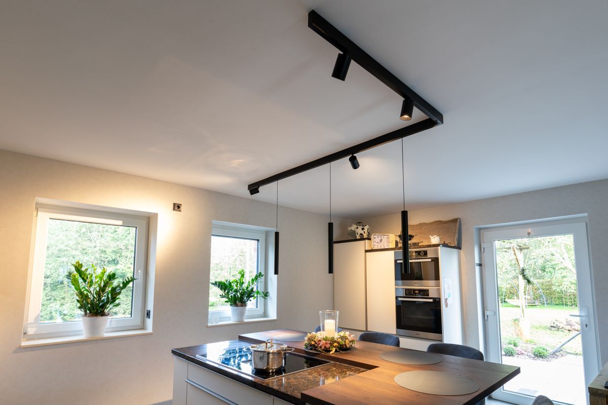 eine Küche mit einem elektrischen Herd und einem elektrischen Backofen