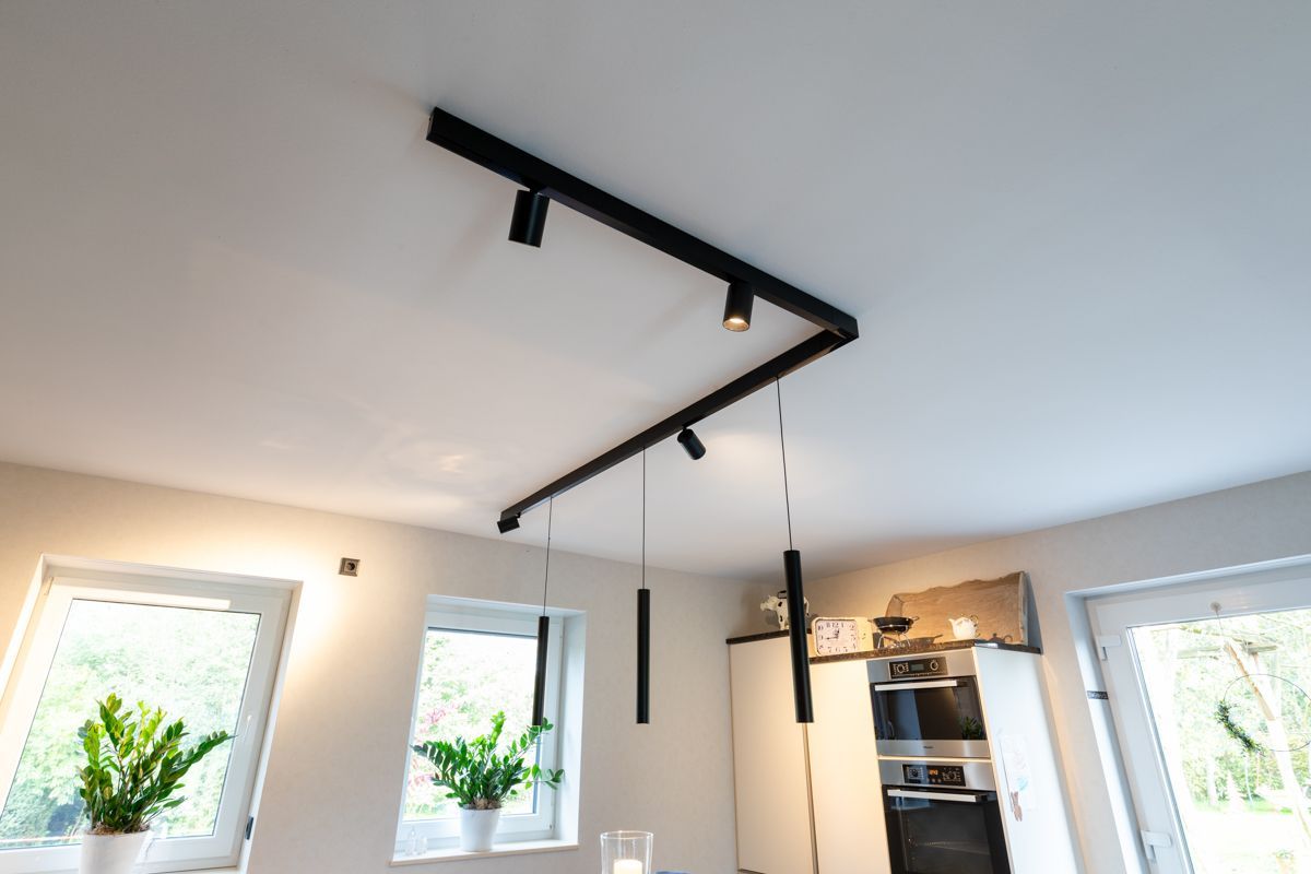 eine Küche mit einem Ofen und einem Kühlschrank