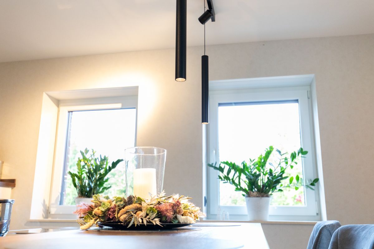 ein Tisch mit Blumen und einer Kerze darauf