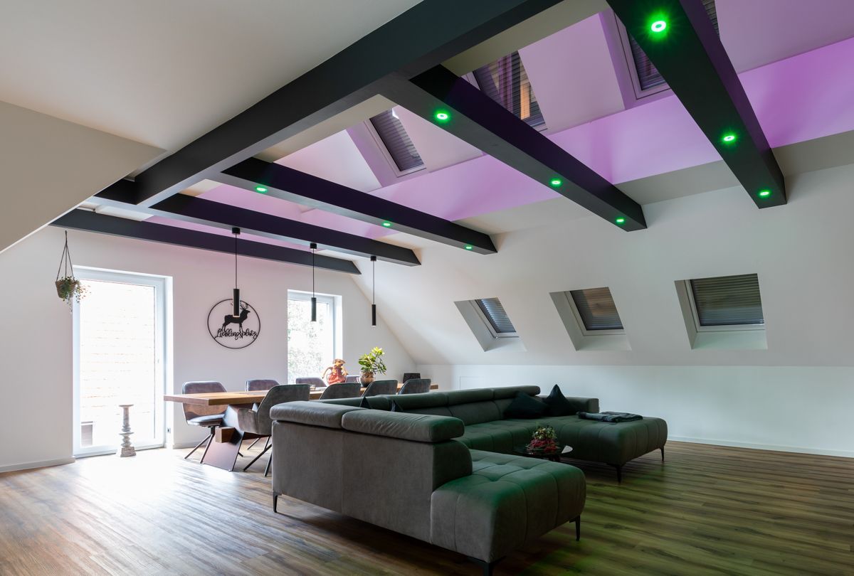 ein Wohnzimmer mit einer Couch und einem Esstisch