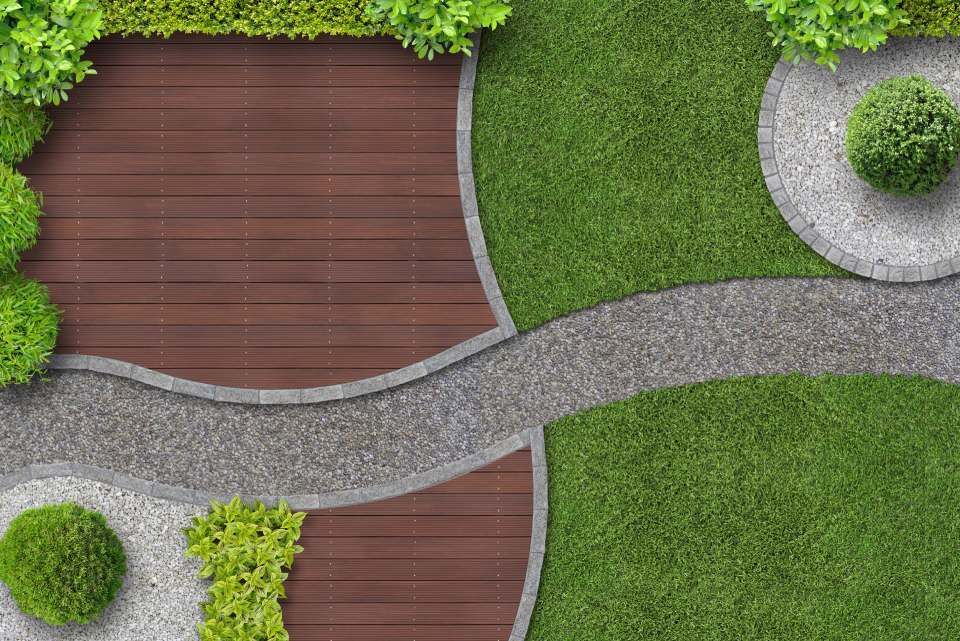 MW Gartenbau & Gartengestaltung GbR – Holzterrasse und grüne Wiese mit Pfad aus grauem Kies dazwischen