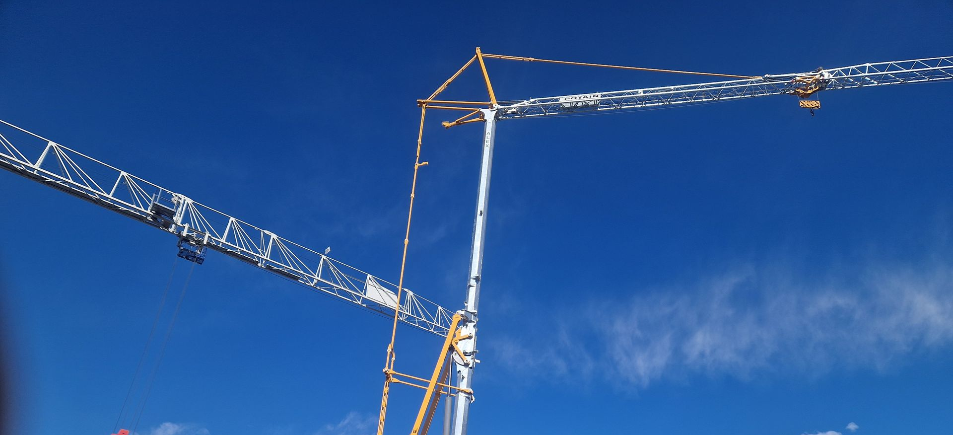 Une grue neuve se détachant sur un ciel bleu.