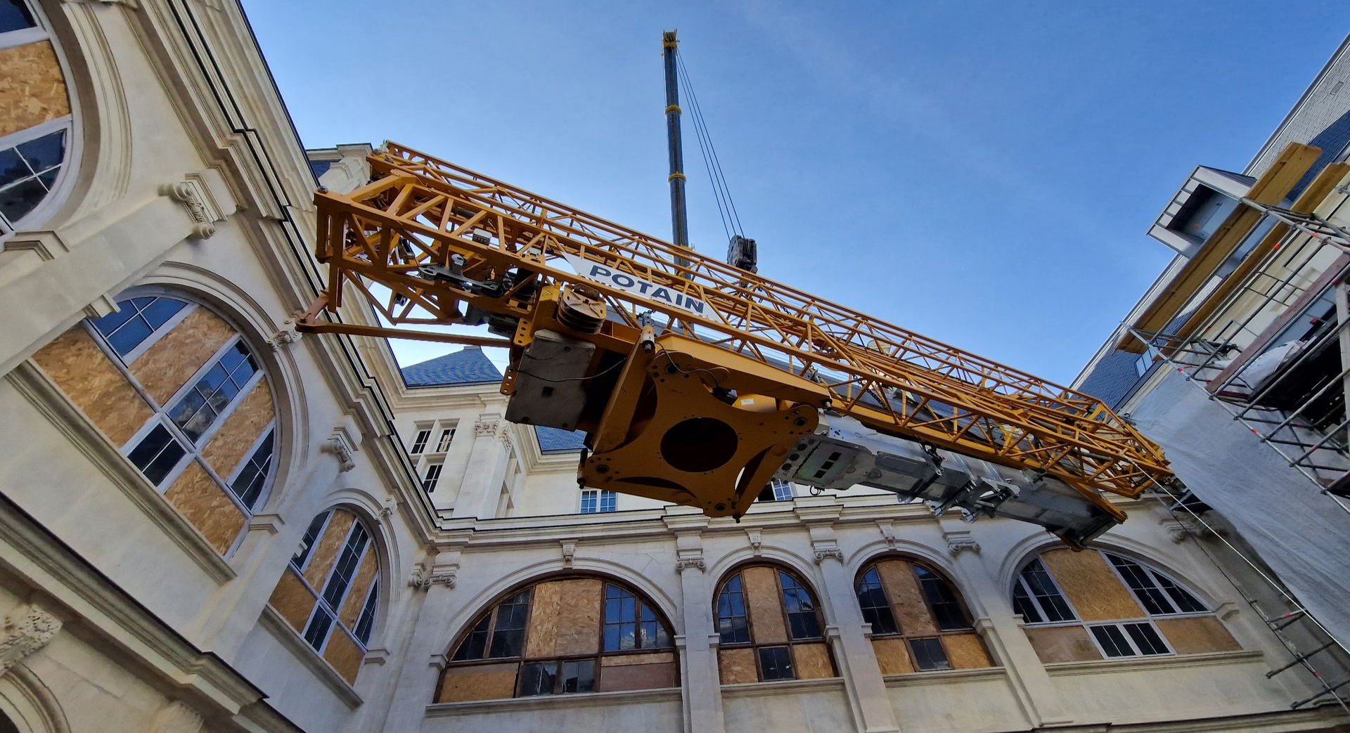 Vers la page location de grues.