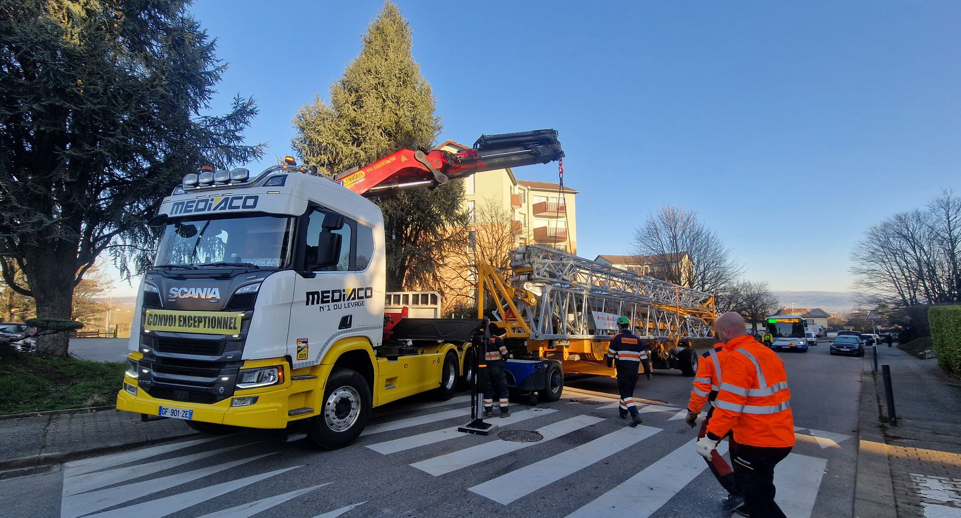 Transport d'une grue dans une zone résidentielle.