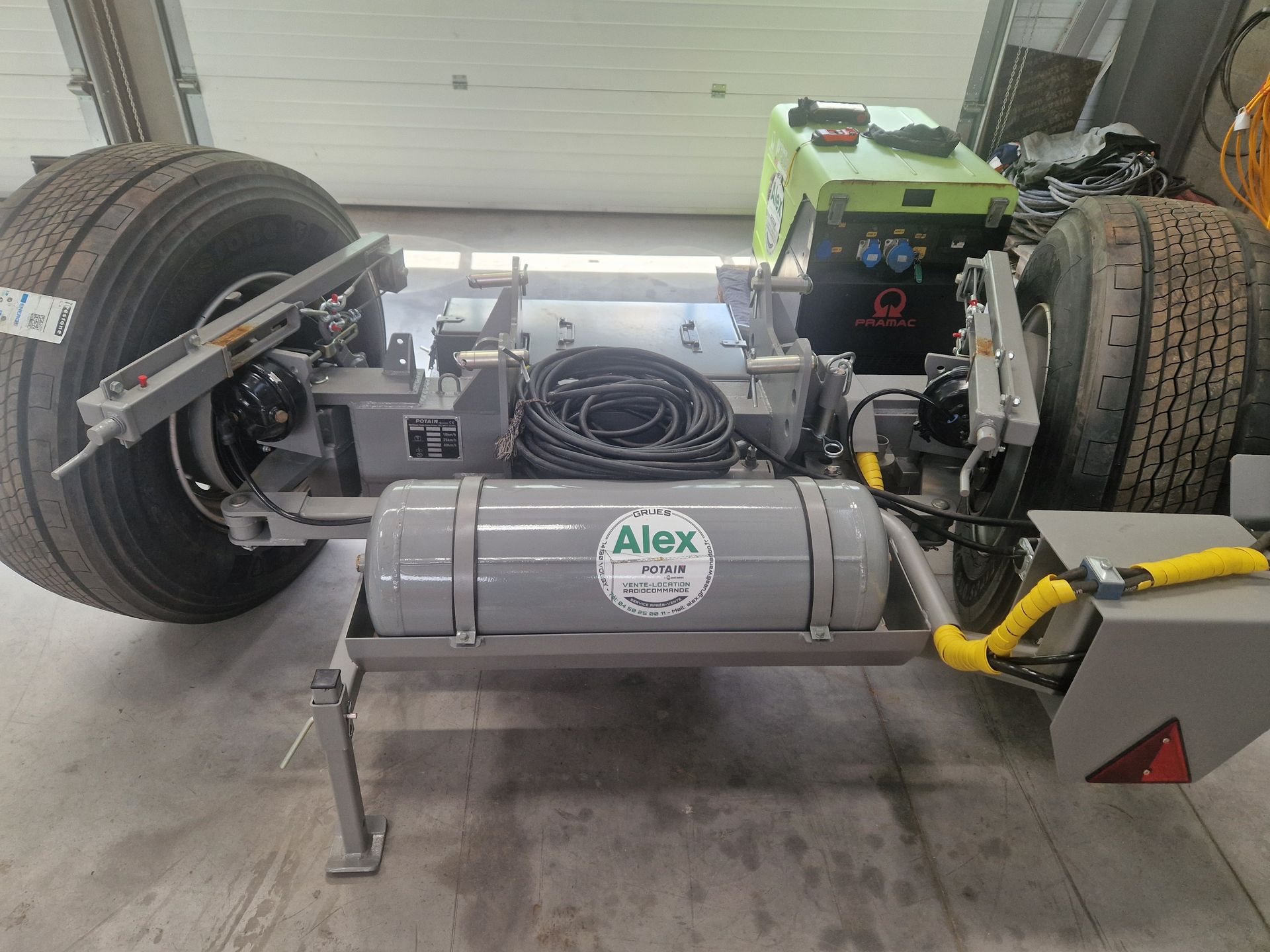 Vue arrière d'une remorque à roues, d'une cuve cylindrique et d'équipements.