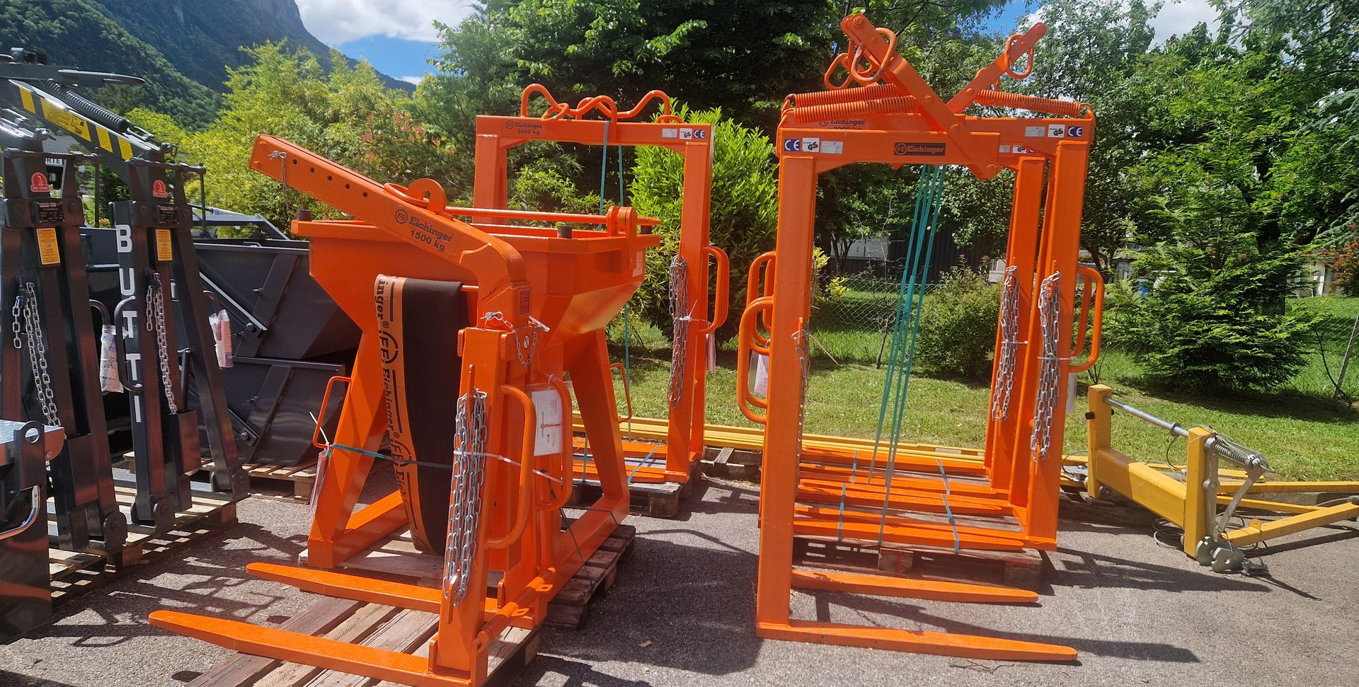 Des pièces détachées pour grues de chantier.