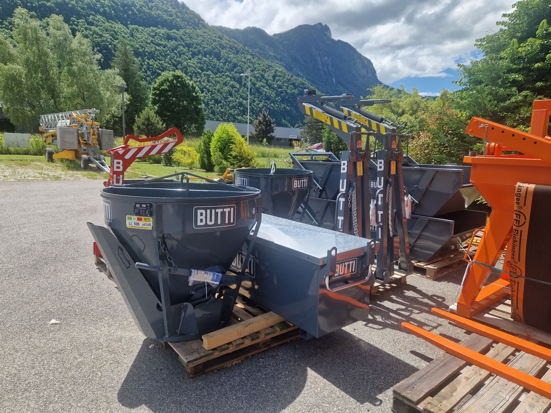 Du matériel de chantier BUTTI et Eichinger : bennes et lève-palettes.
