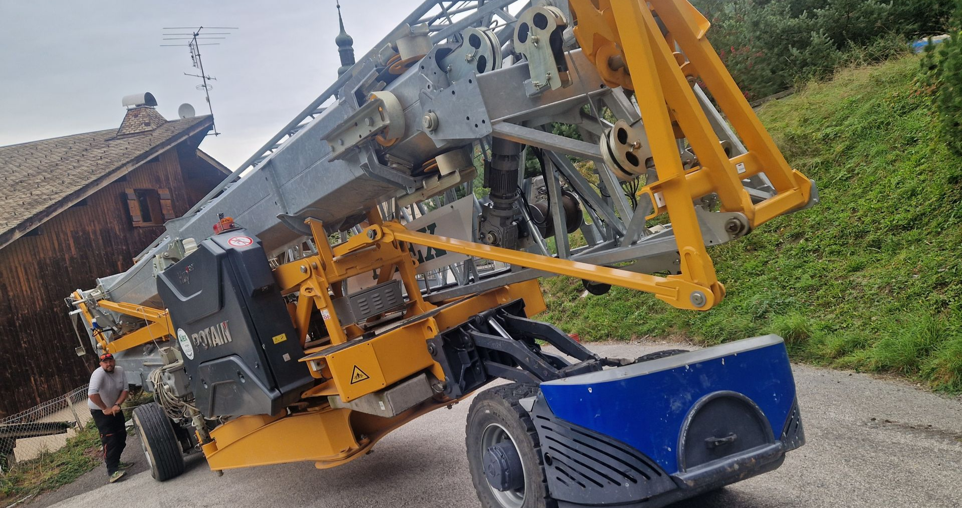 Une grue jaune et bleue sur un chemin.