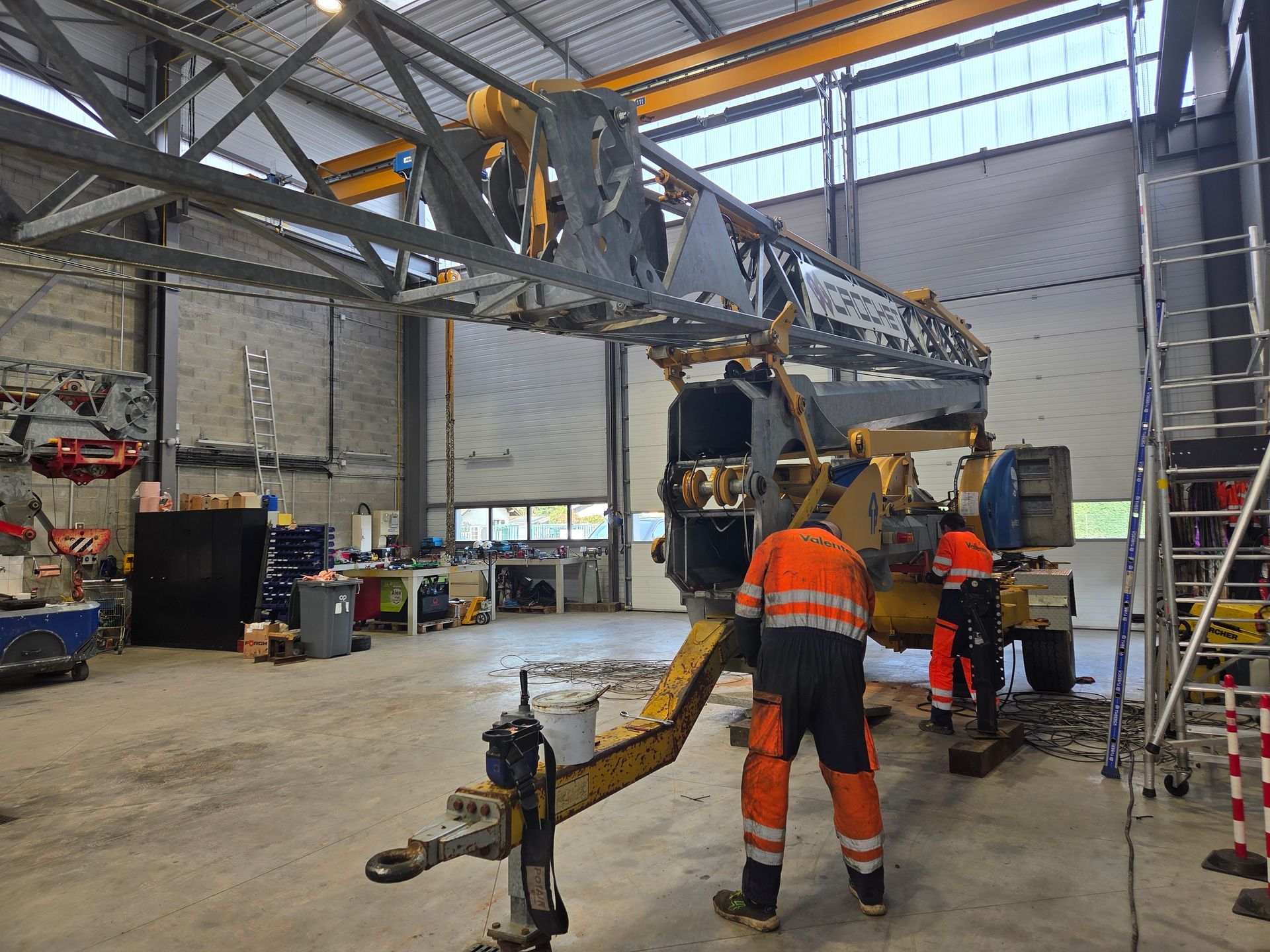 Grande grue d'occasion jaune.