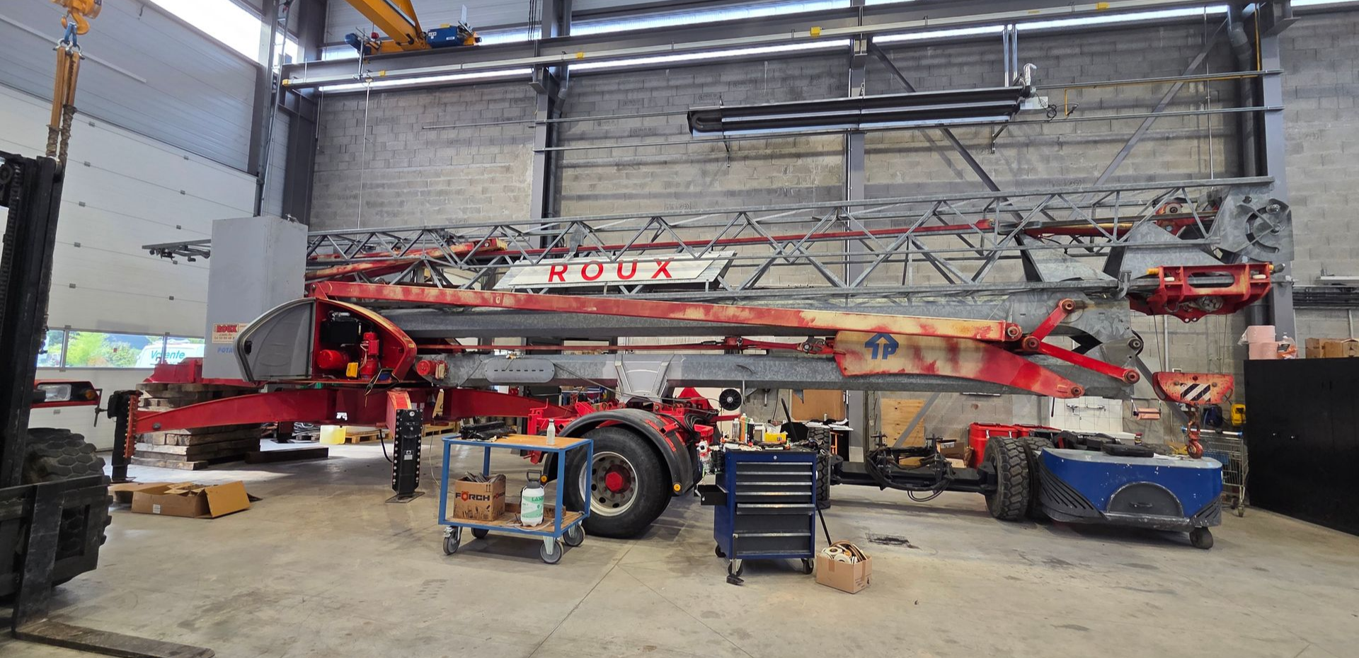 Reconditionnement d'une grue d'occasion en atelier.