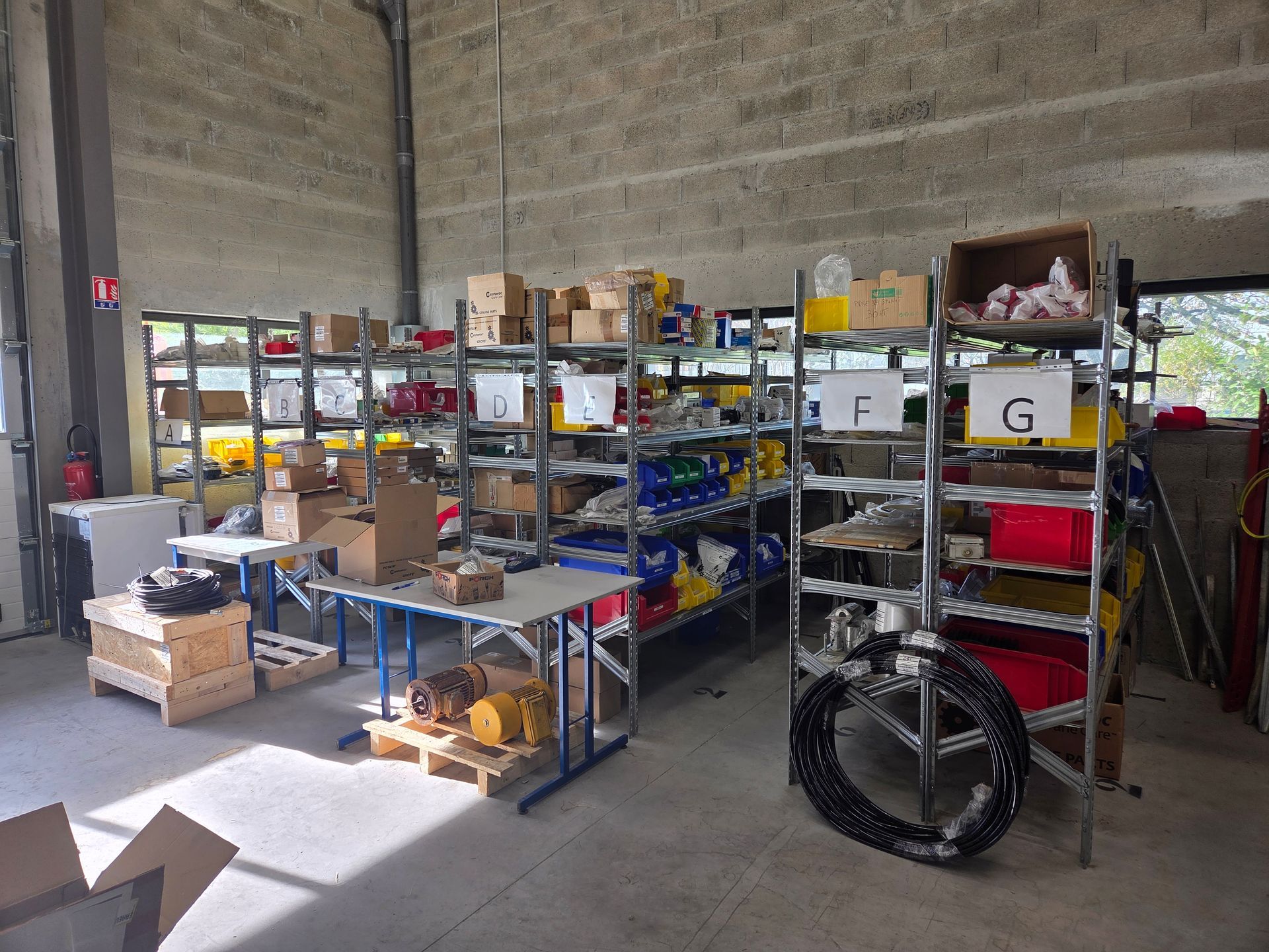 Une sélection de pièces de rechange pour grues de chantier.