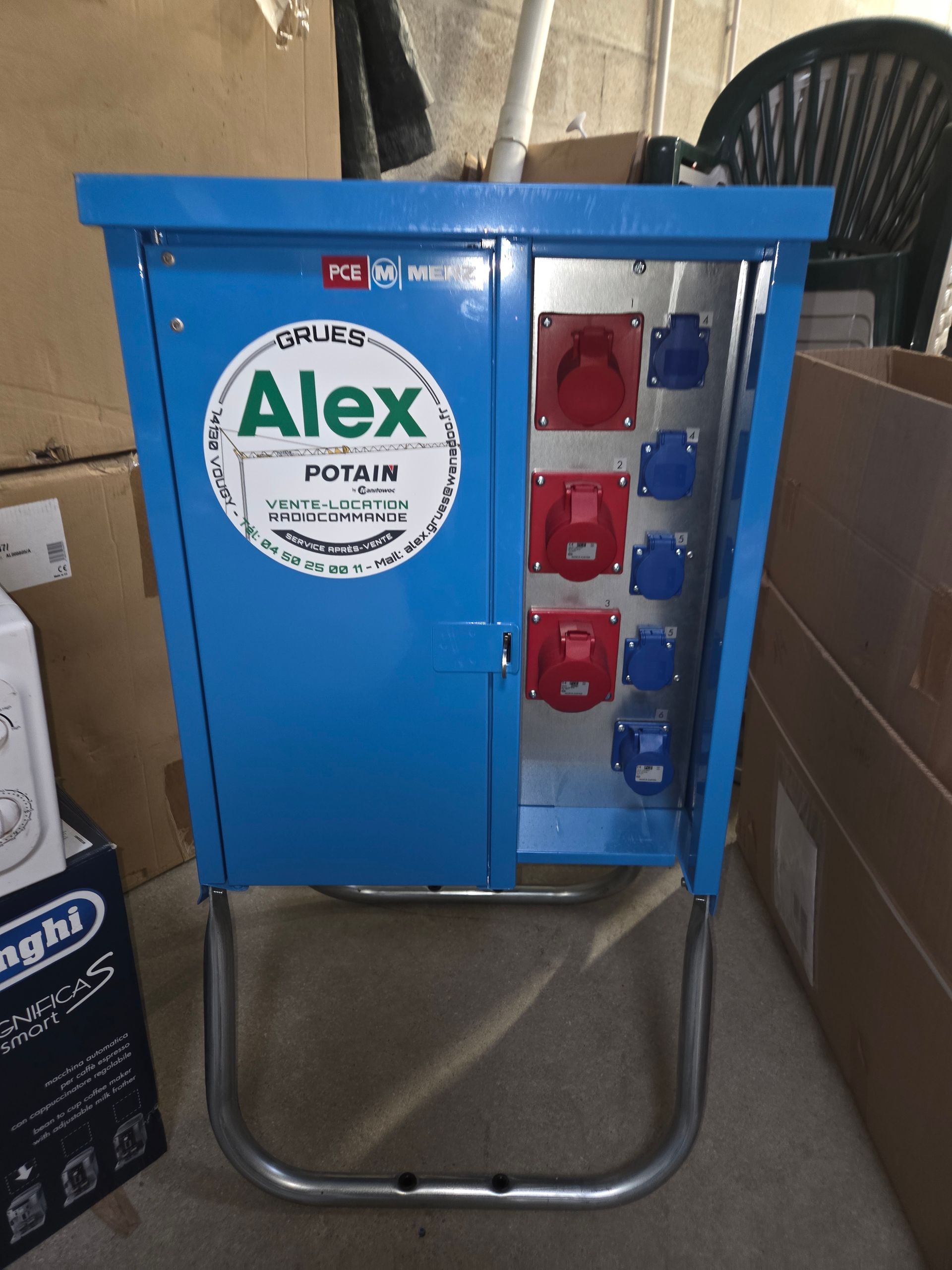 Un coffret électrique bleu