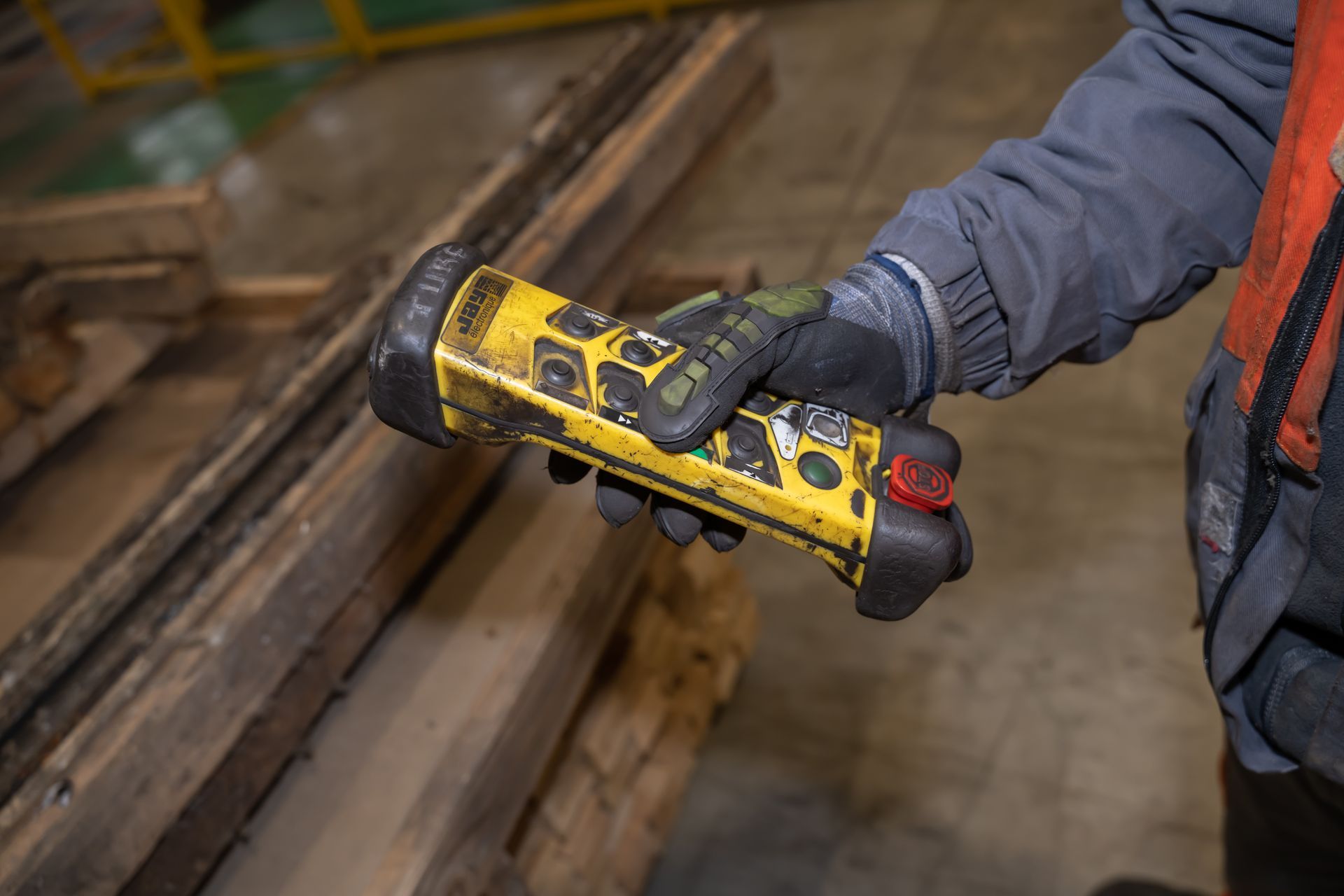 Une radiocommande pour grues.