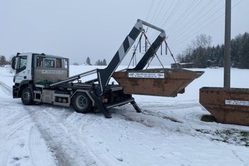 Lkw mit Mulden der Wetzi-Mulden-Service GmbH