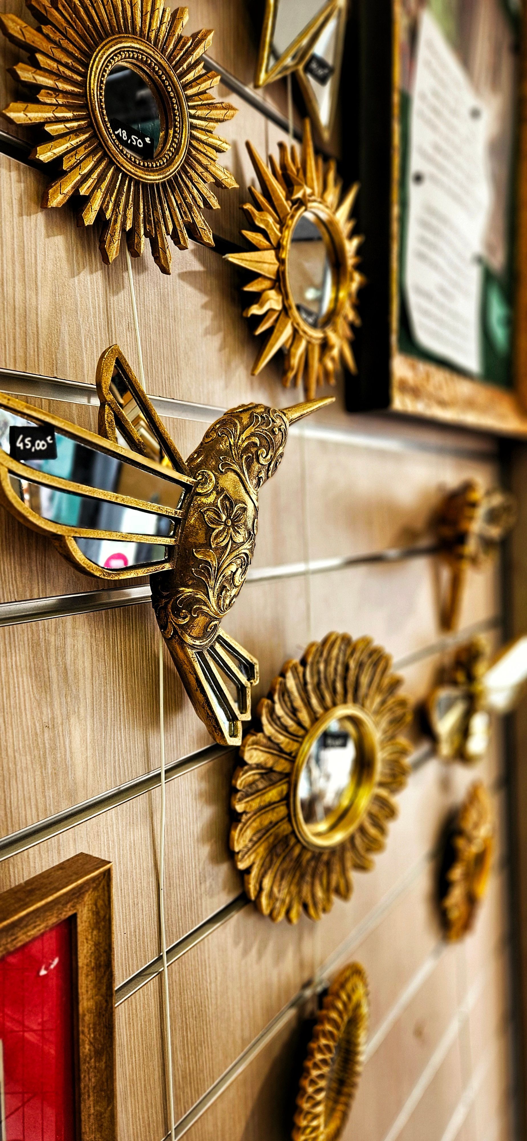 Oiseau doré avec des miroirs sur les ailes