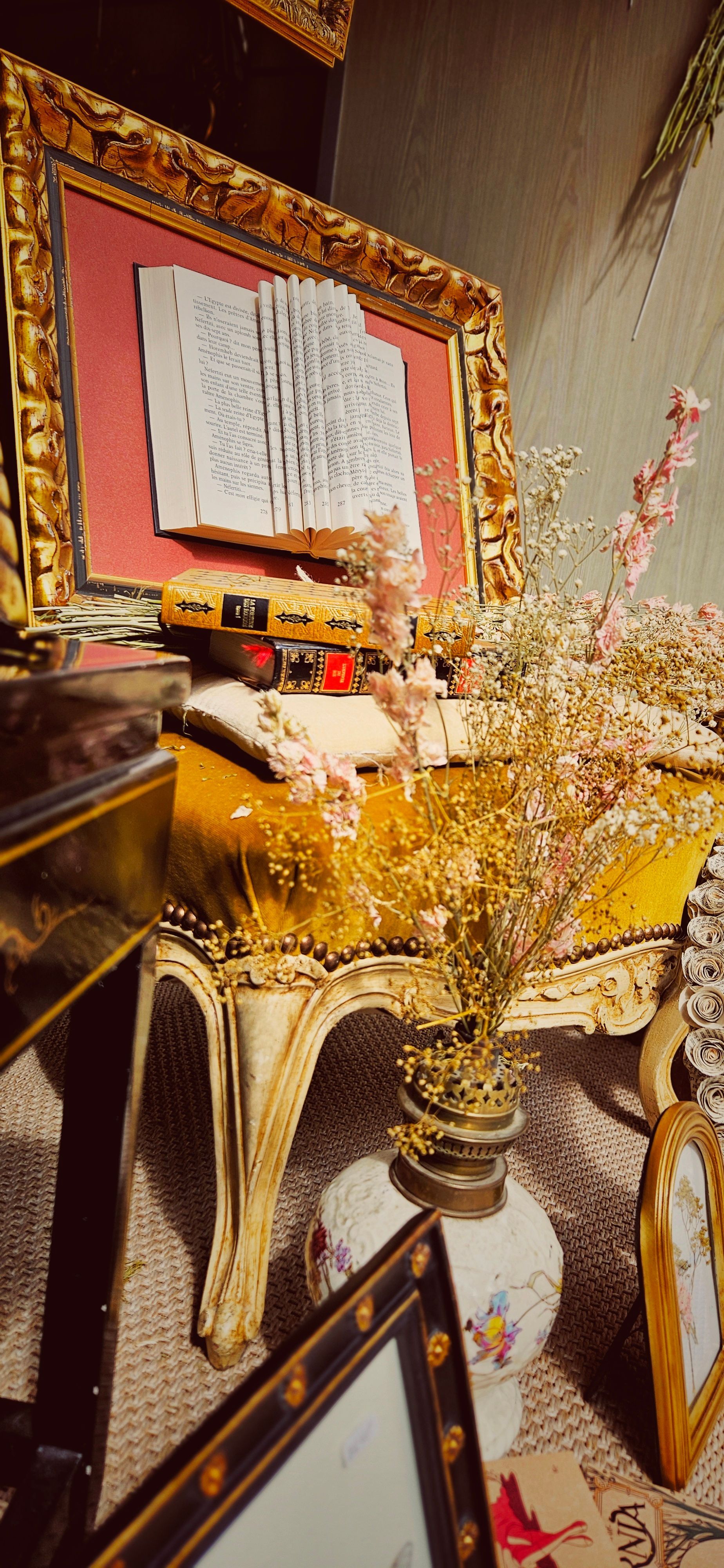 Banquette dorée derrière avec des fleurs séchées