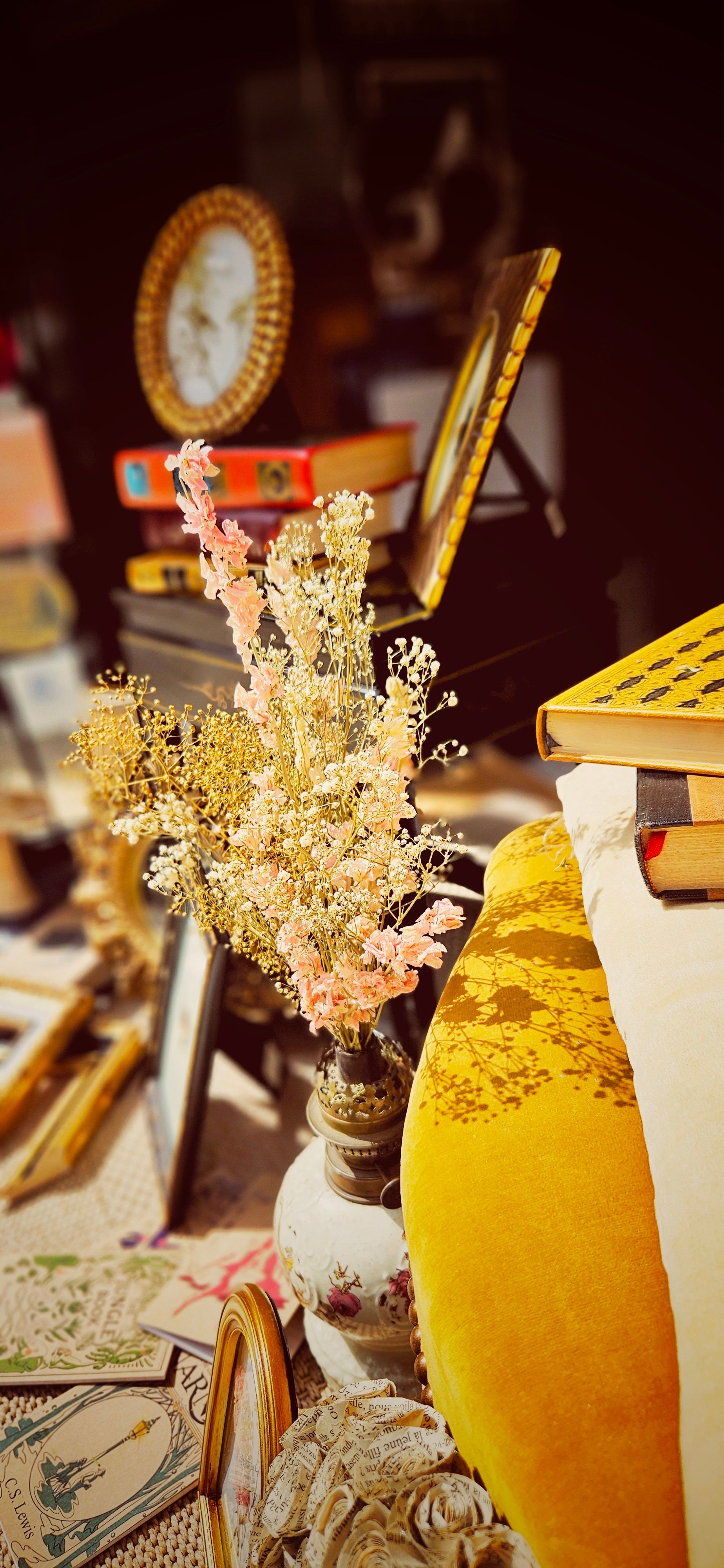 Fleurs séchées jaunes et roses