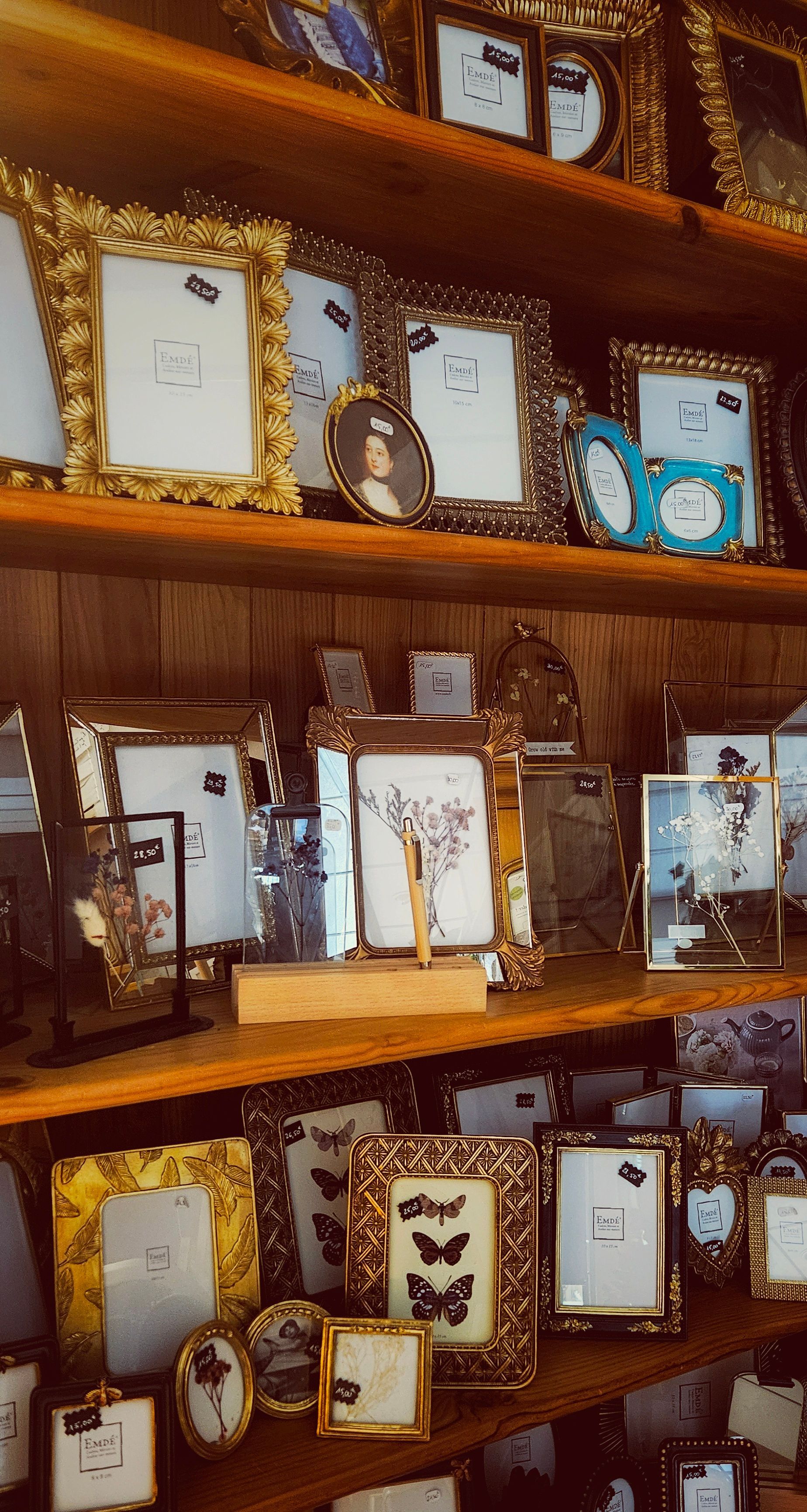 Cadres de photos sur une étagères