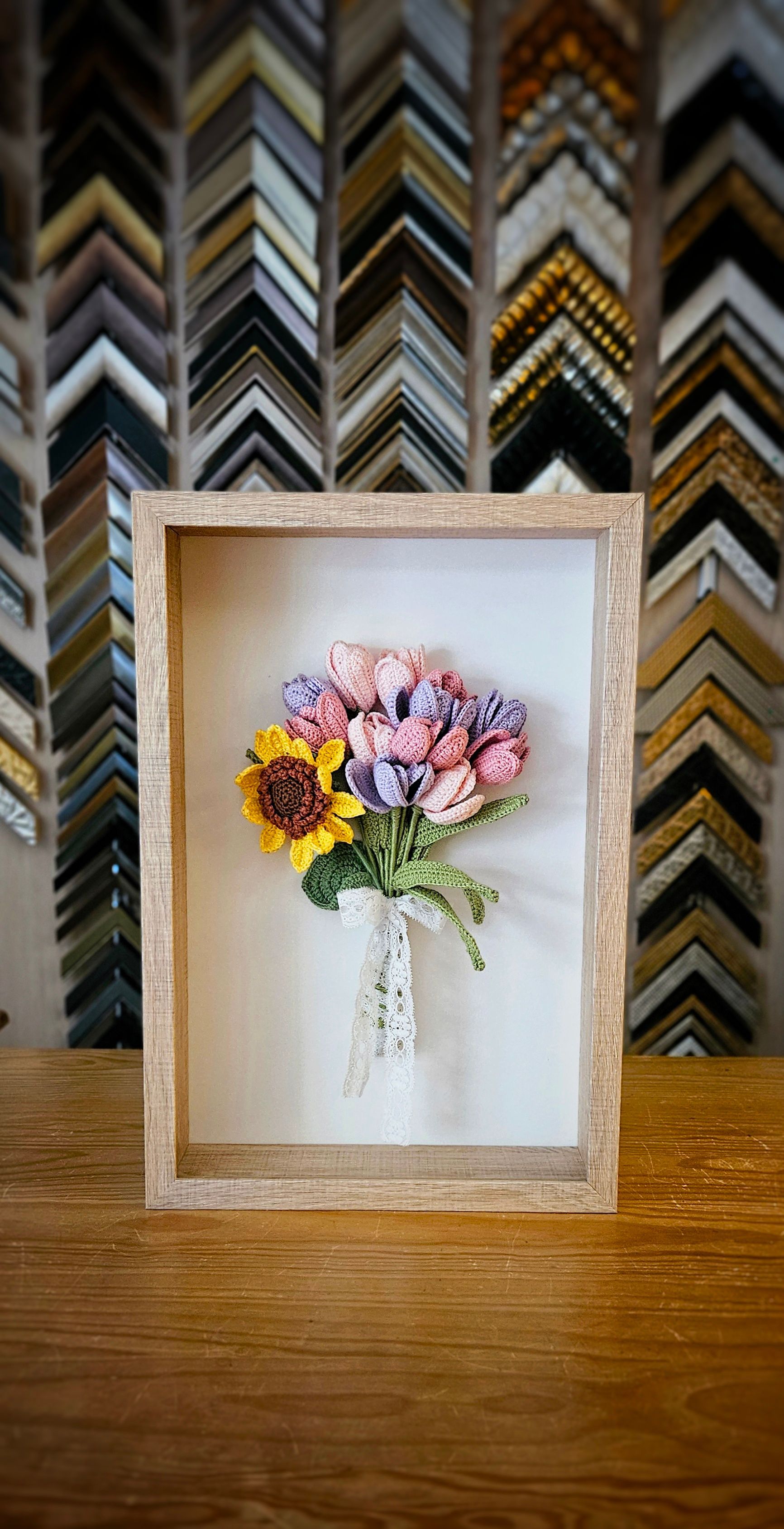 Bouquet de fleurs au crochet dans un cadre profond