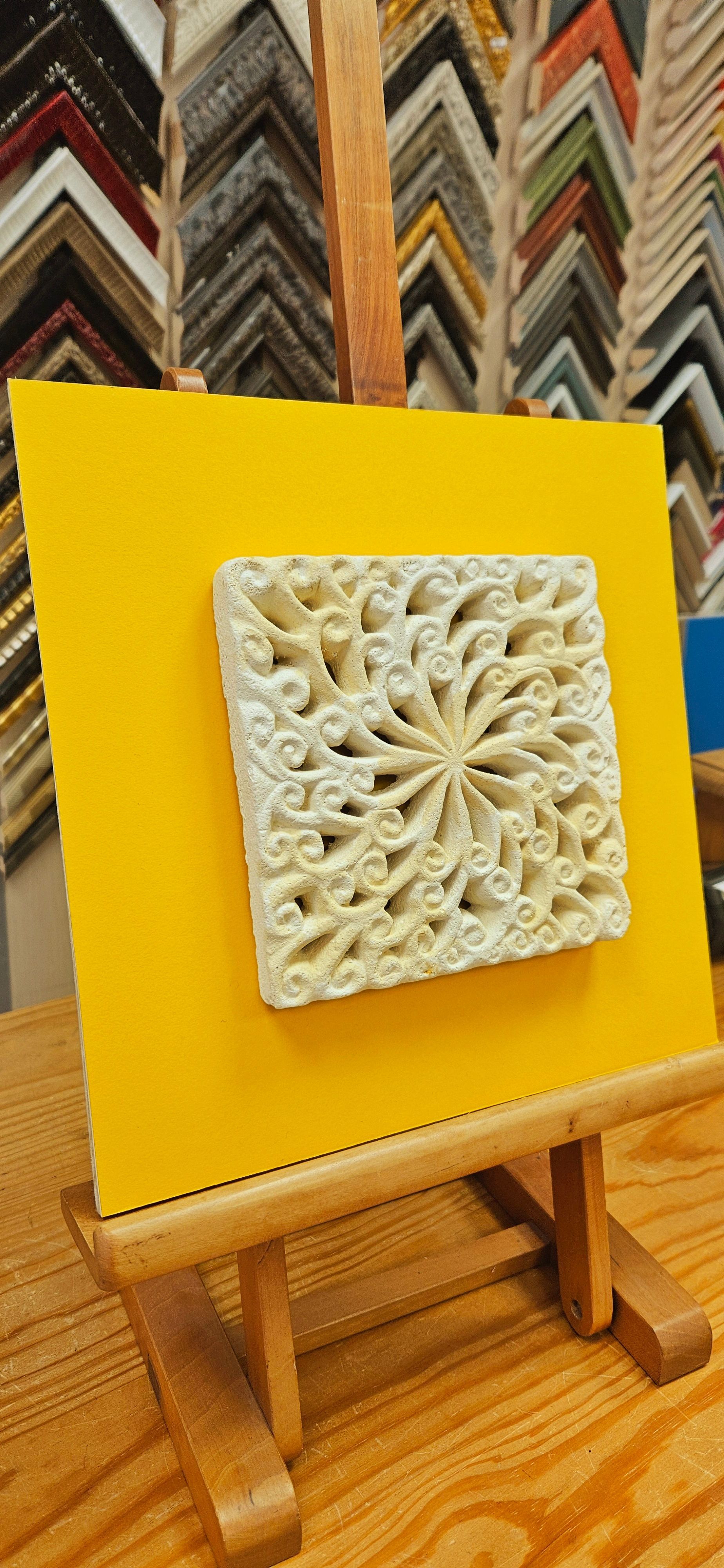 Carreau de pierre de taille travaillée installé sur fond jaune