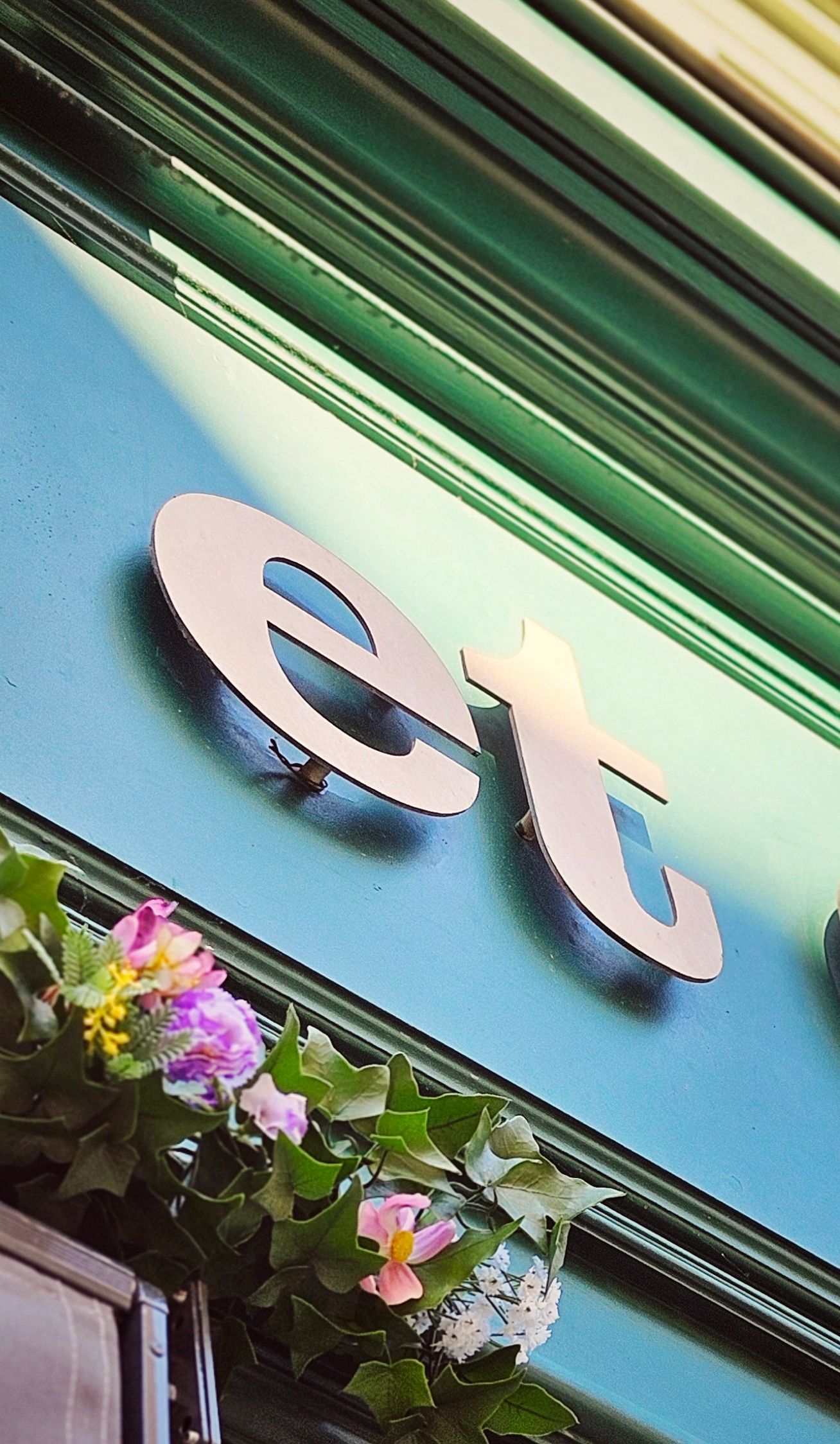 Zoom sur la devanture de la boutique