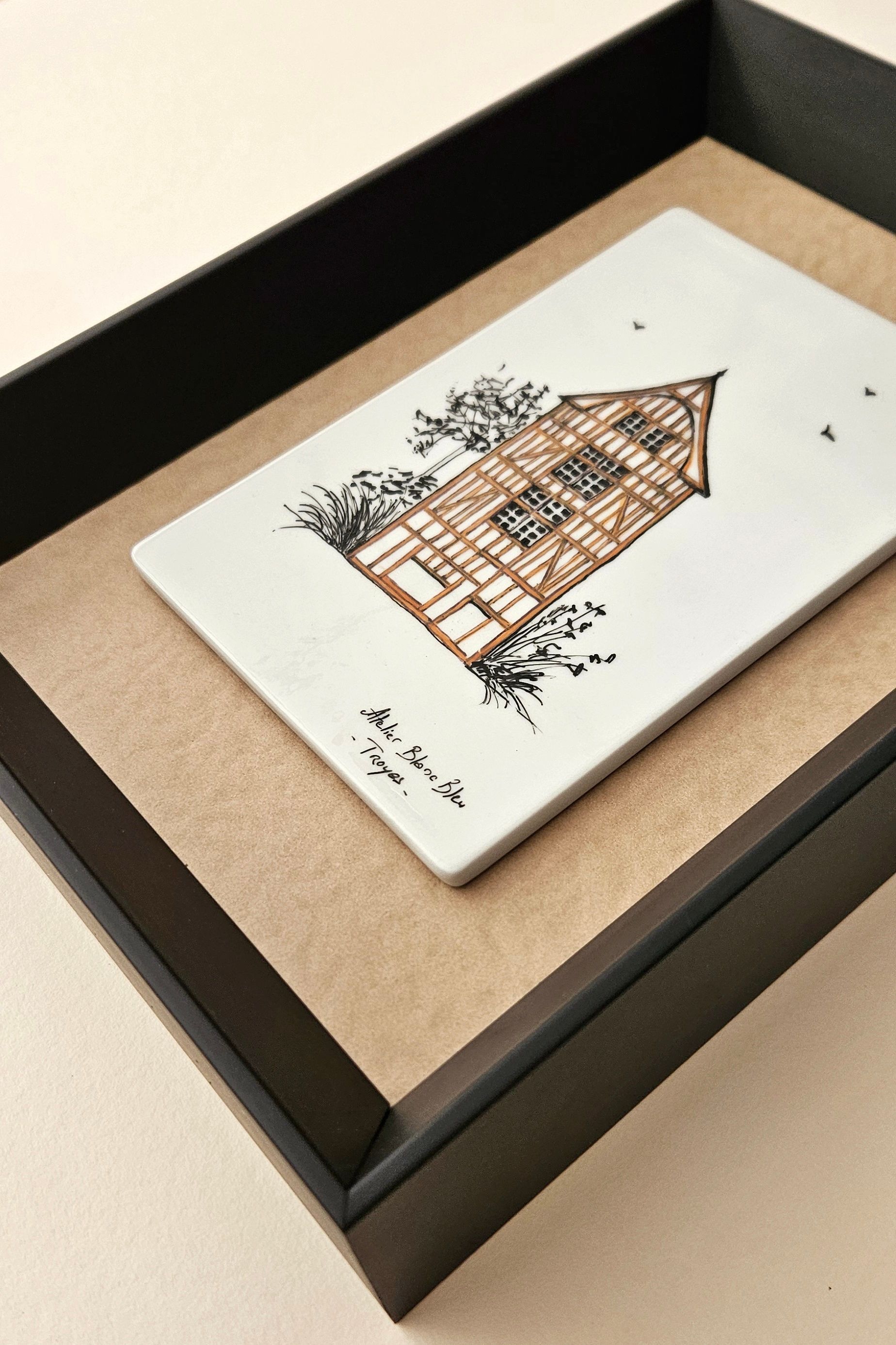 Entourage cadre bois pour un carreau signé