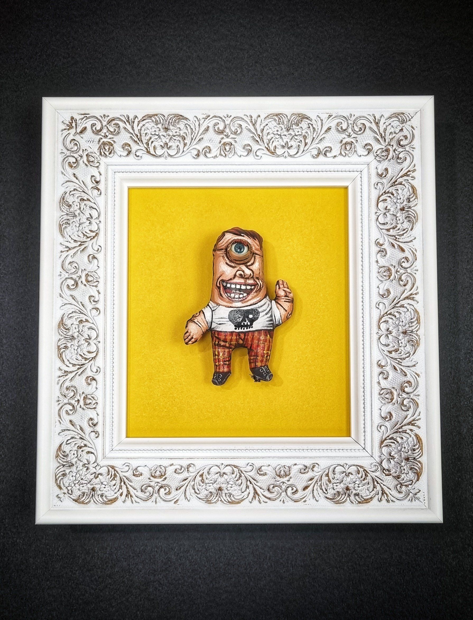 Petit personnage sur fond jaune