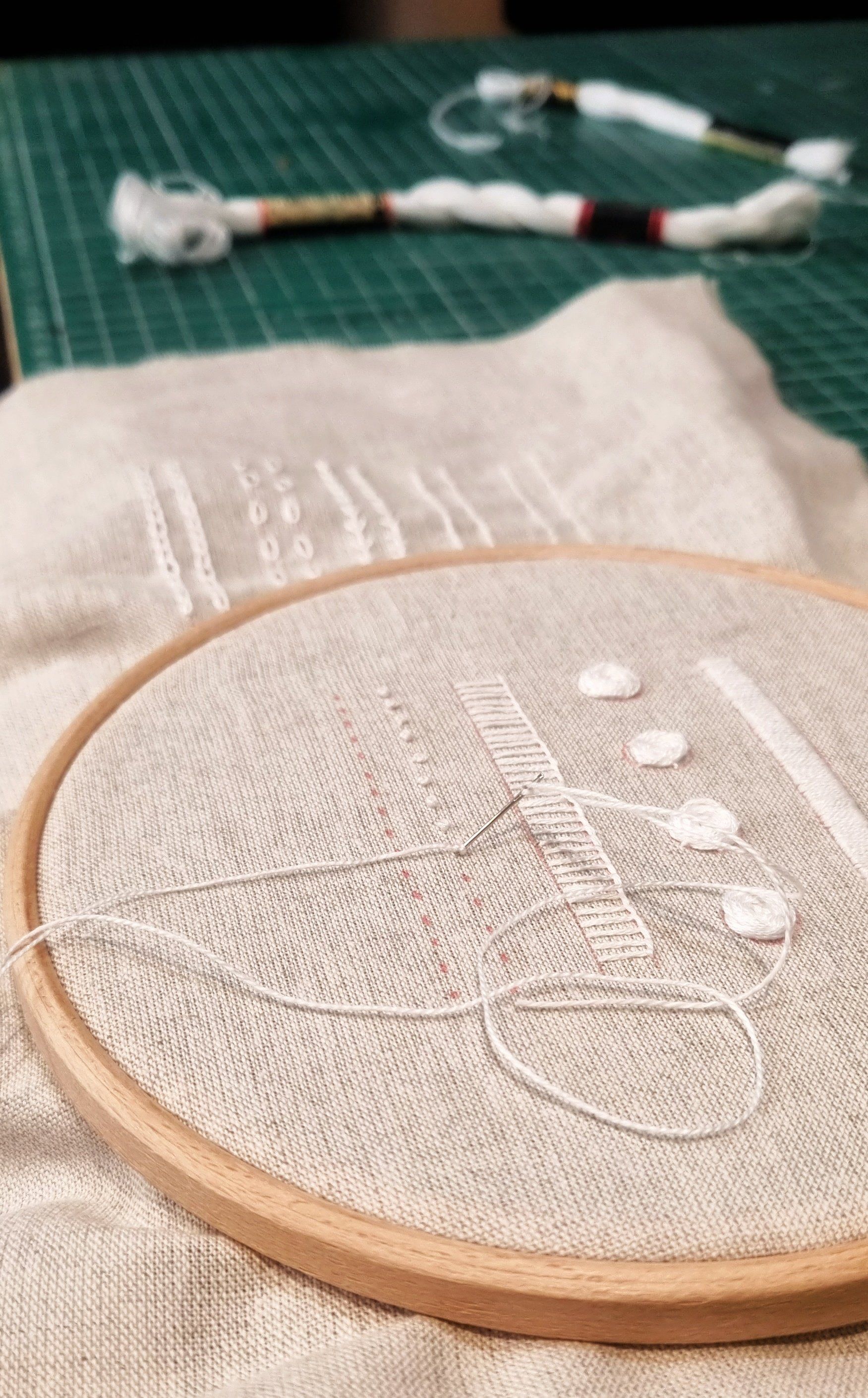 Broderie blanche en train d'être brodée
