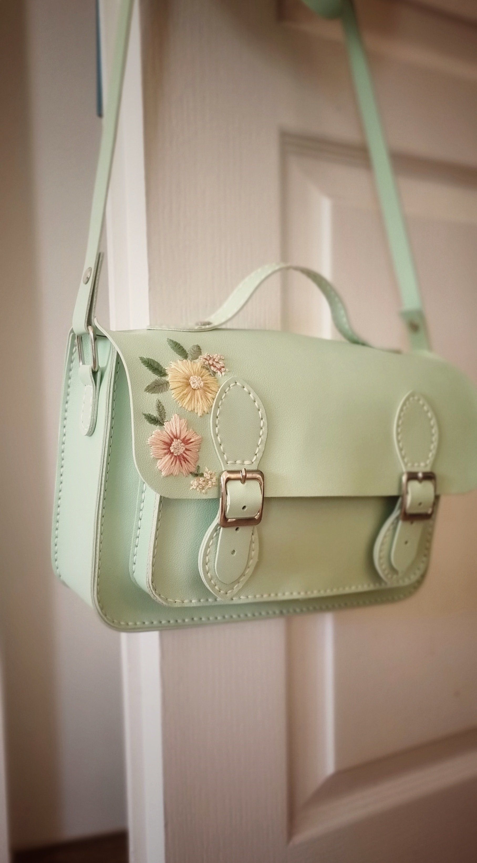 Broderie sur un sac en cuir