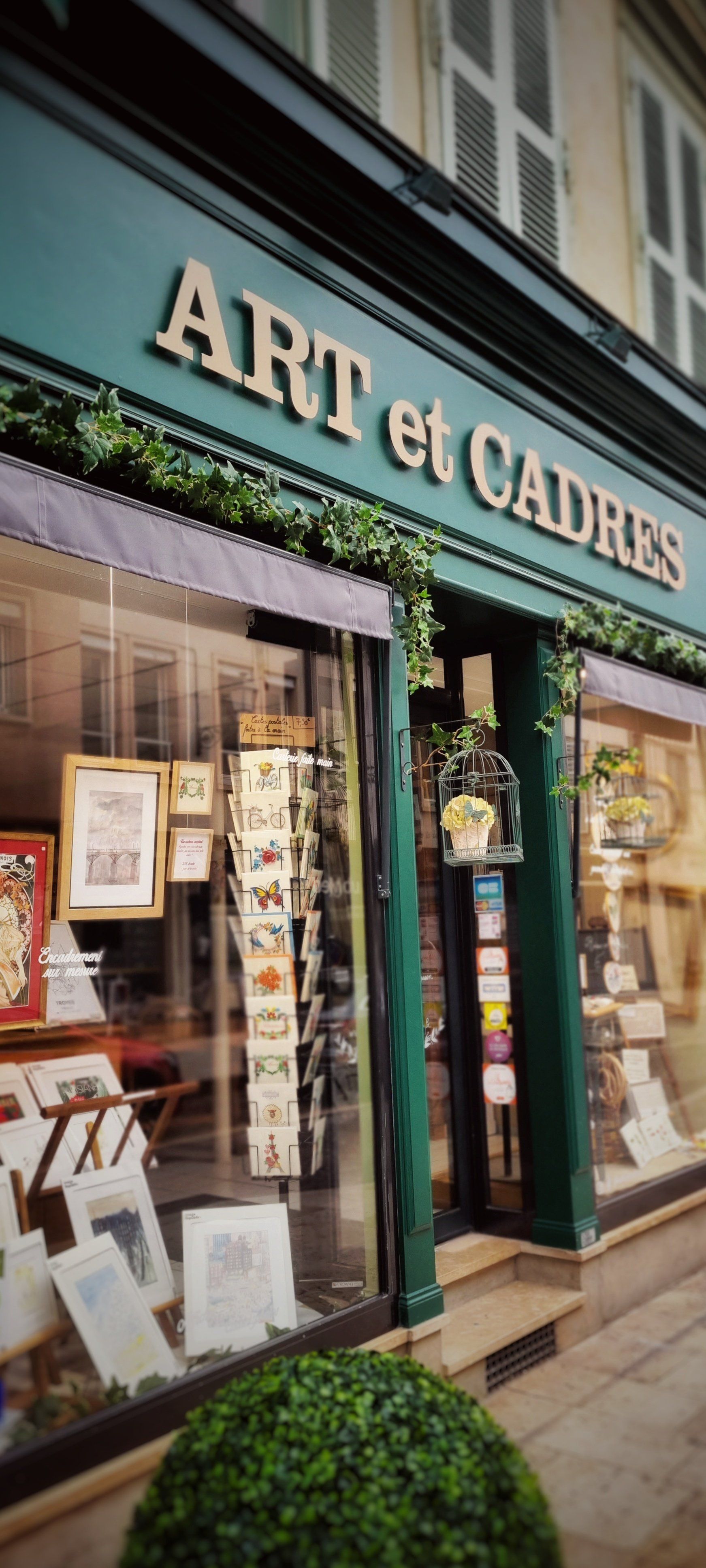 Entrée du magasin avec l'encadré de la porte