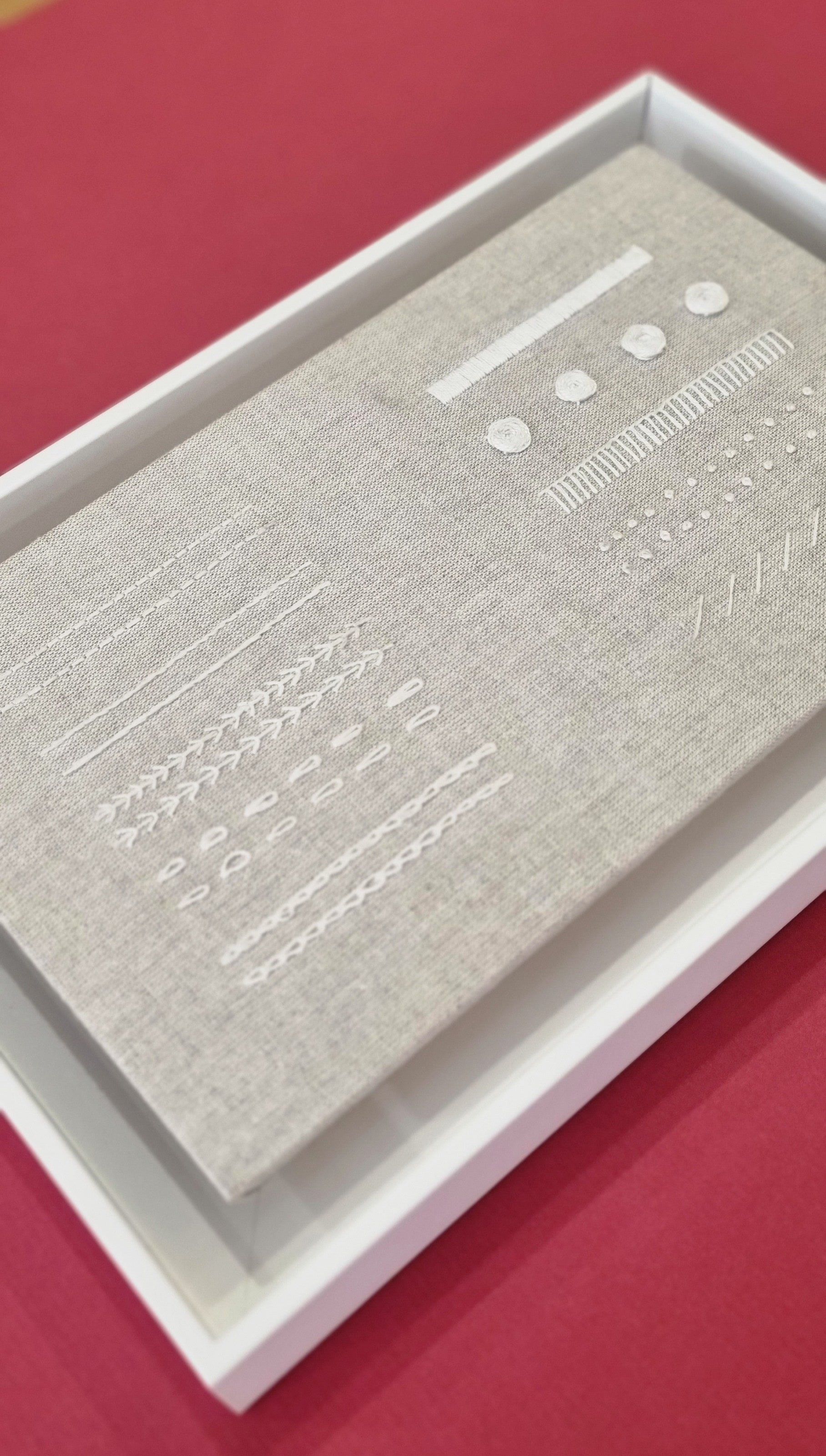 Lignes différentes brodées