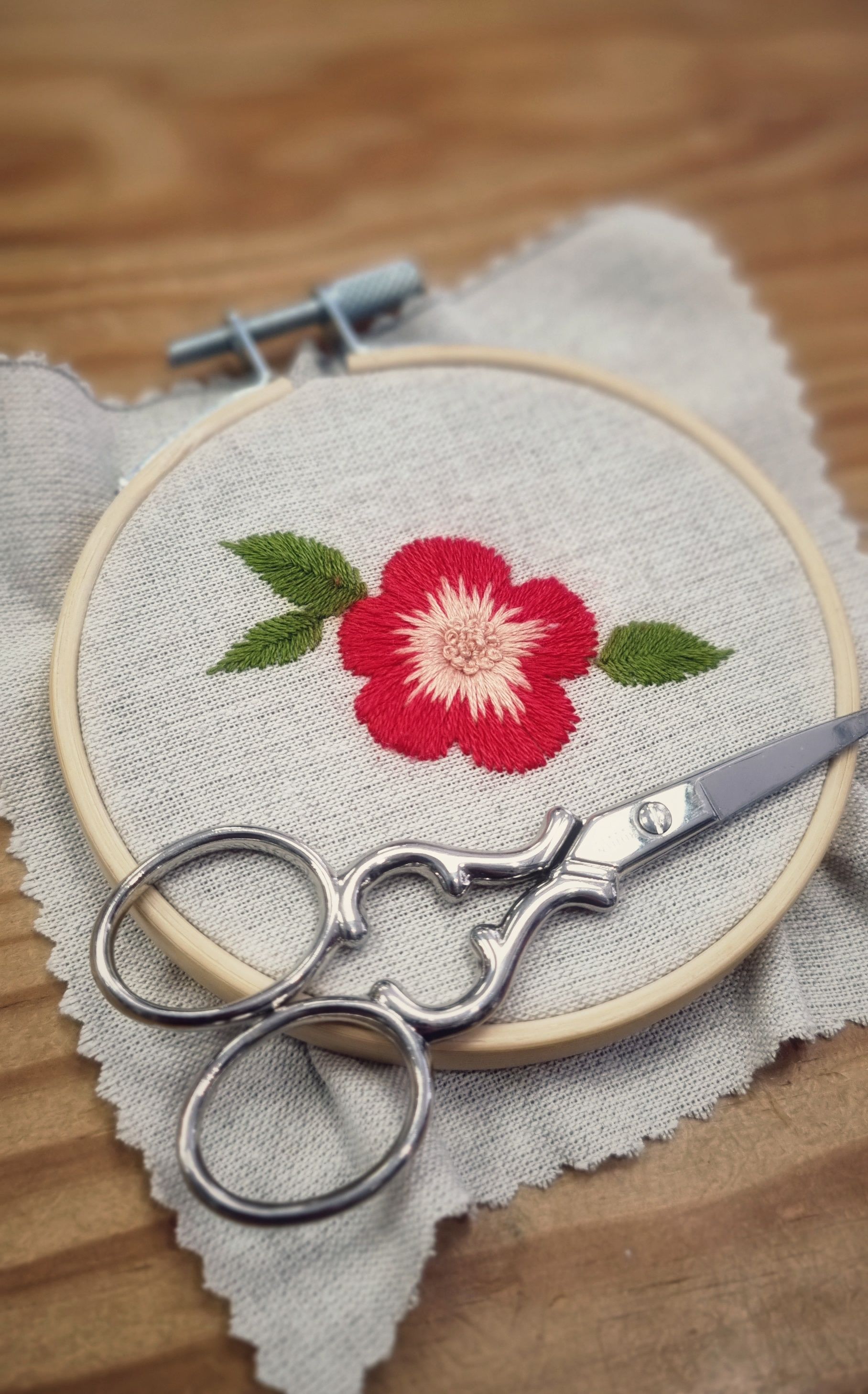 Fleur brodée avec une paire ciseau