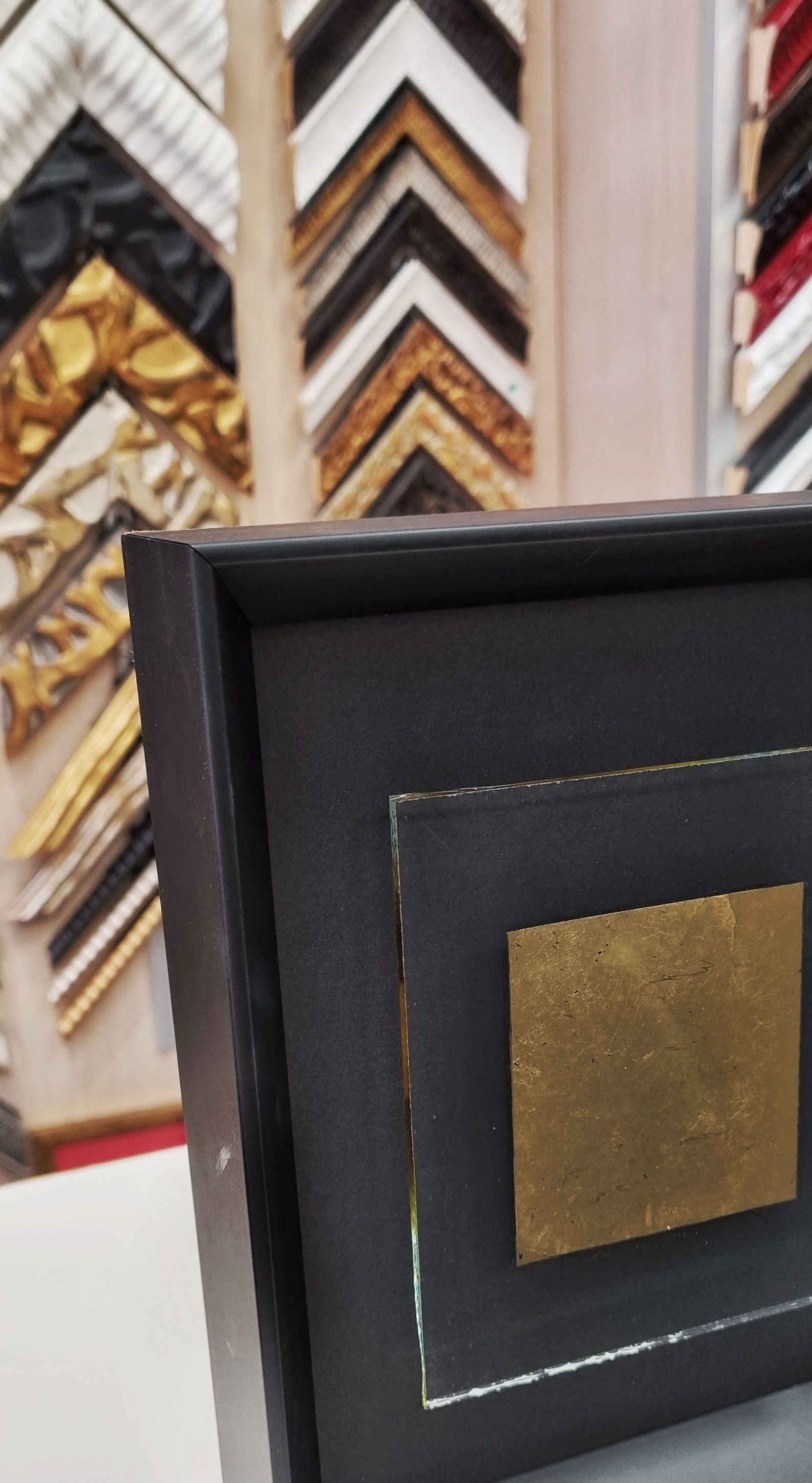 Cadre noir d'une peinture