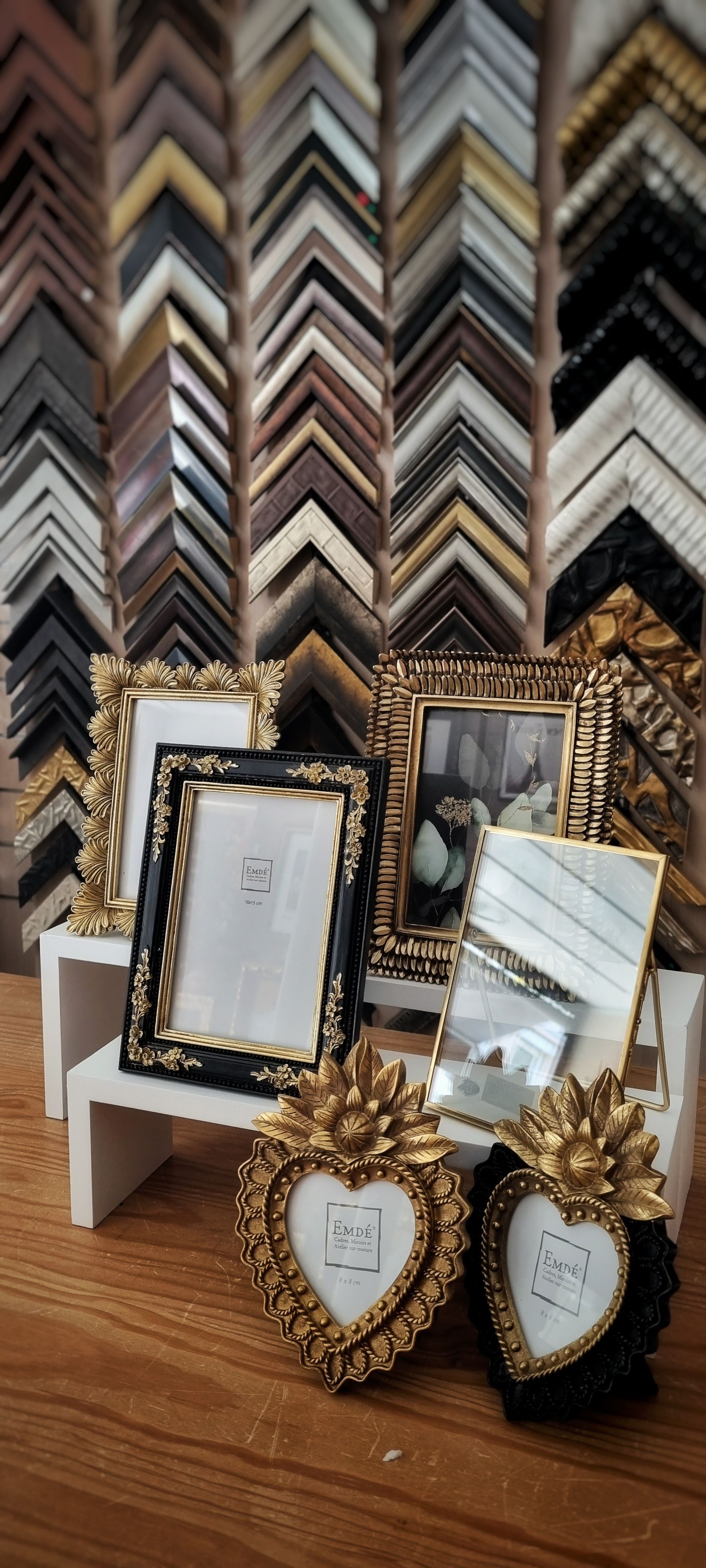 Ensemble de petits cadres dorés et noirs