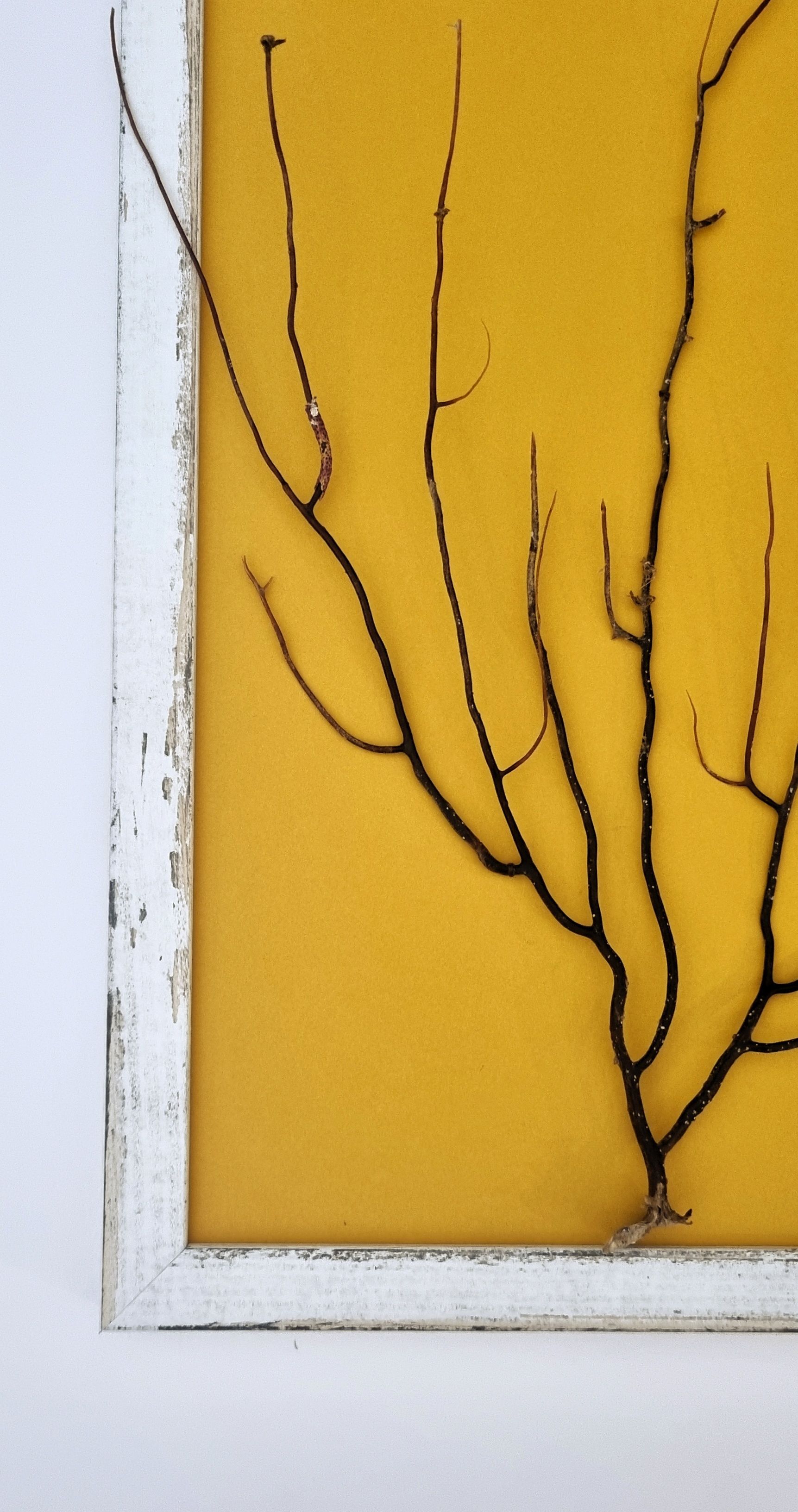 Peinture jaune avec des branches noires