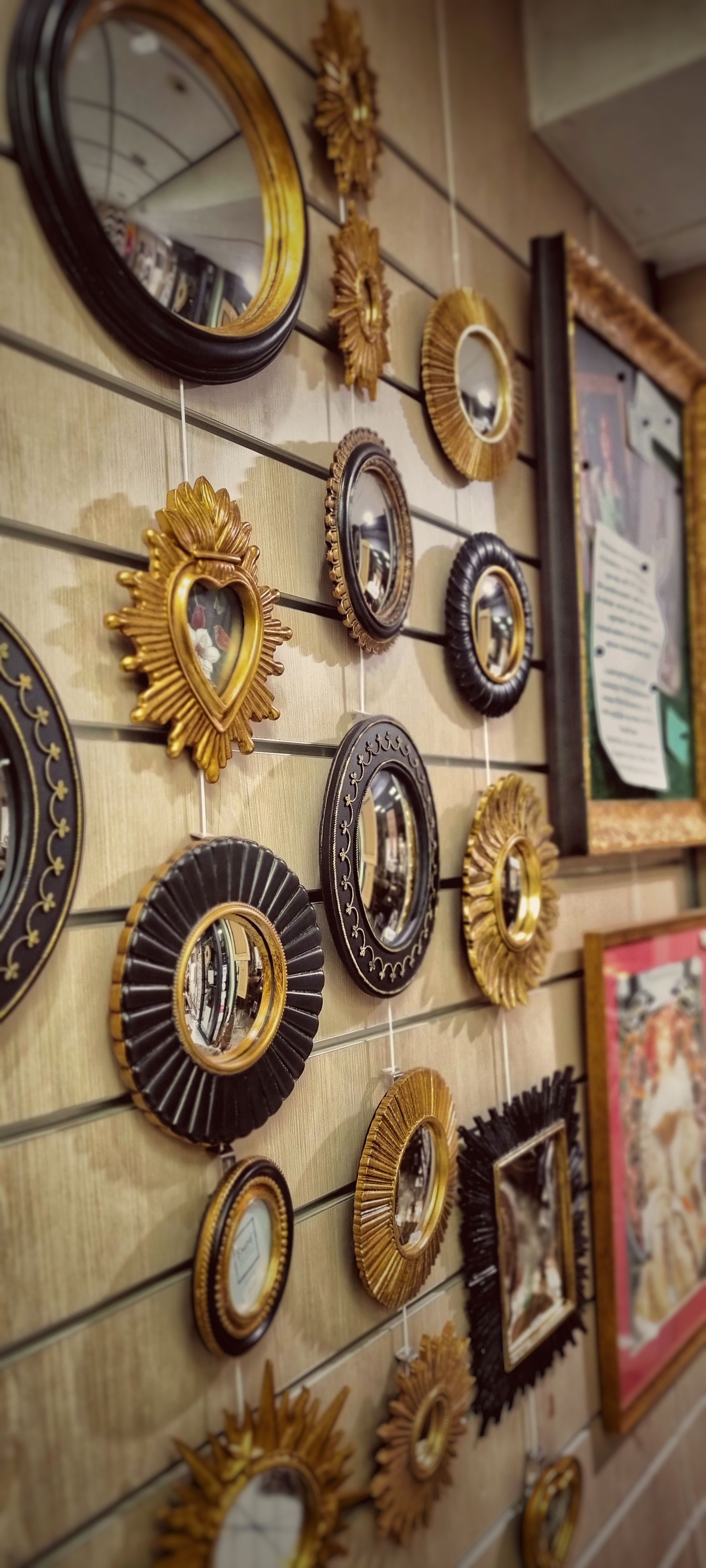 Ensemble de cadres noirs et dorés avec des miroirs