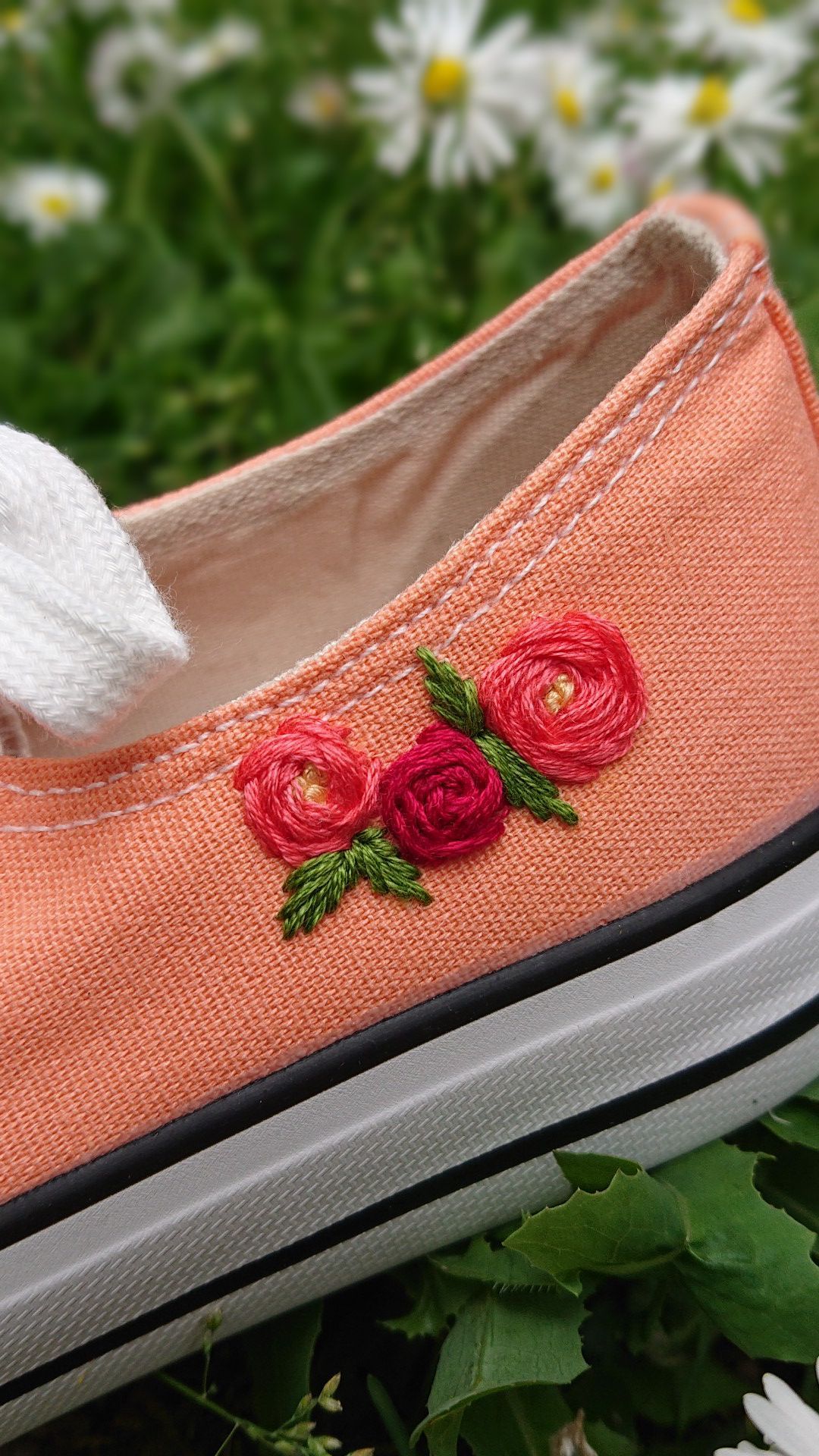 Fleurs rouges brodées