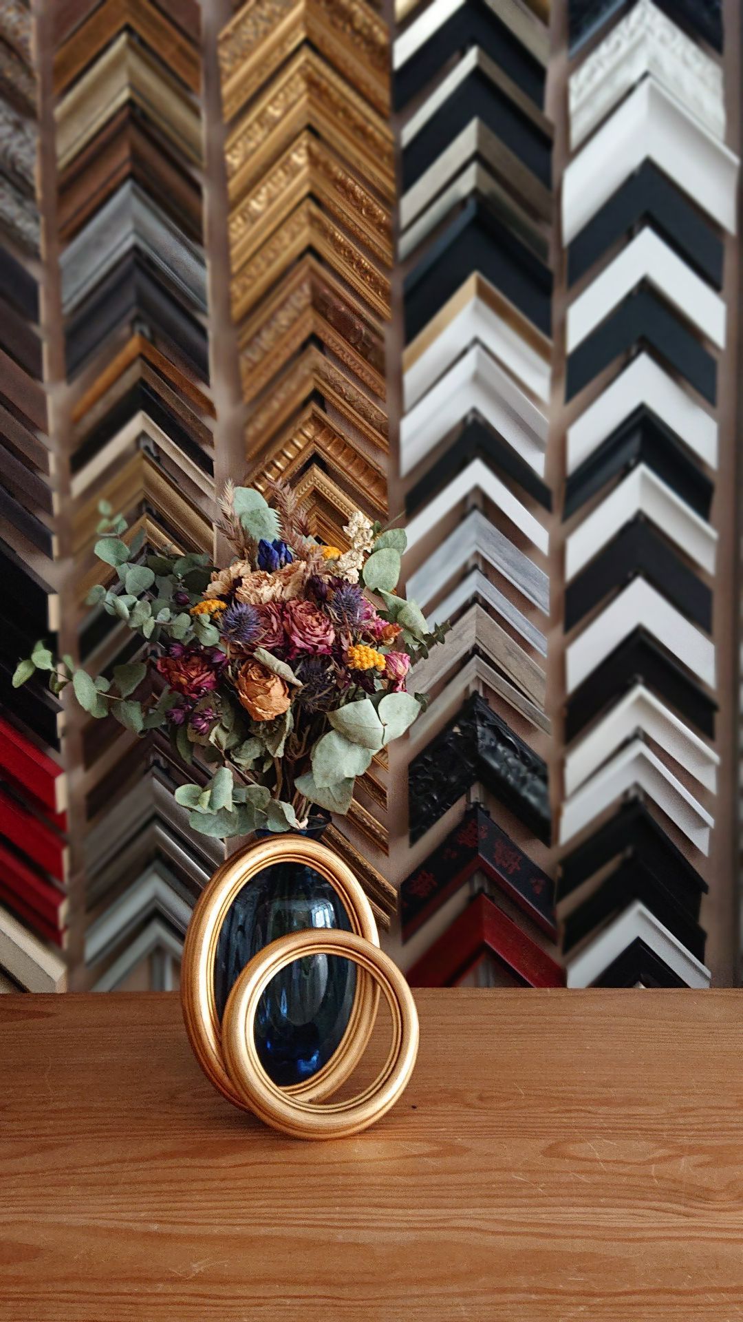 Baguettes d'encadrement derrière des fleurs séchées