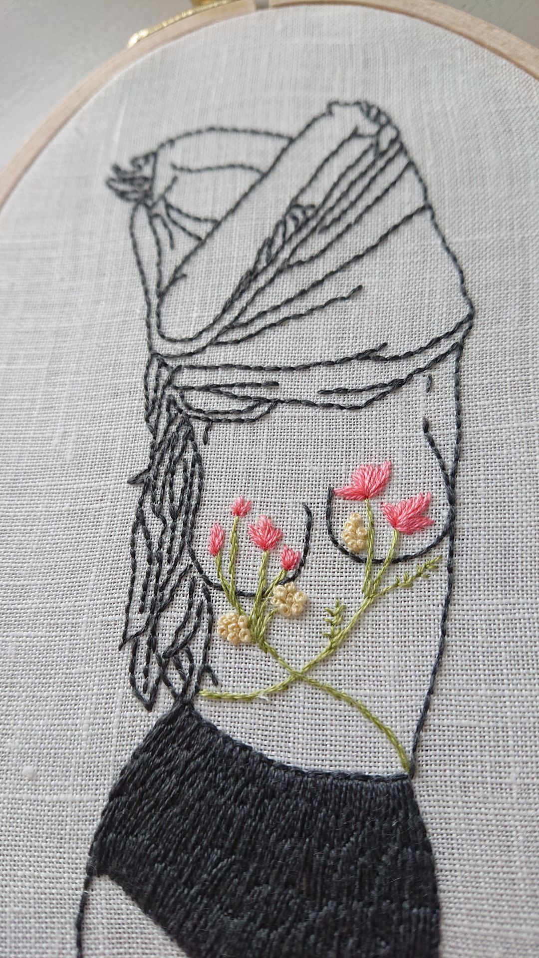 Femme nue brodée avec des fleurs
