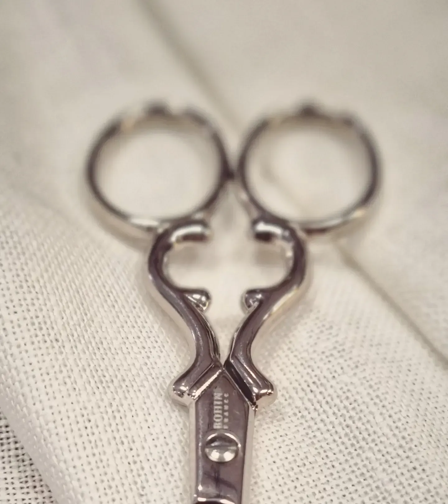 Paire de ciseaux sur un tissu