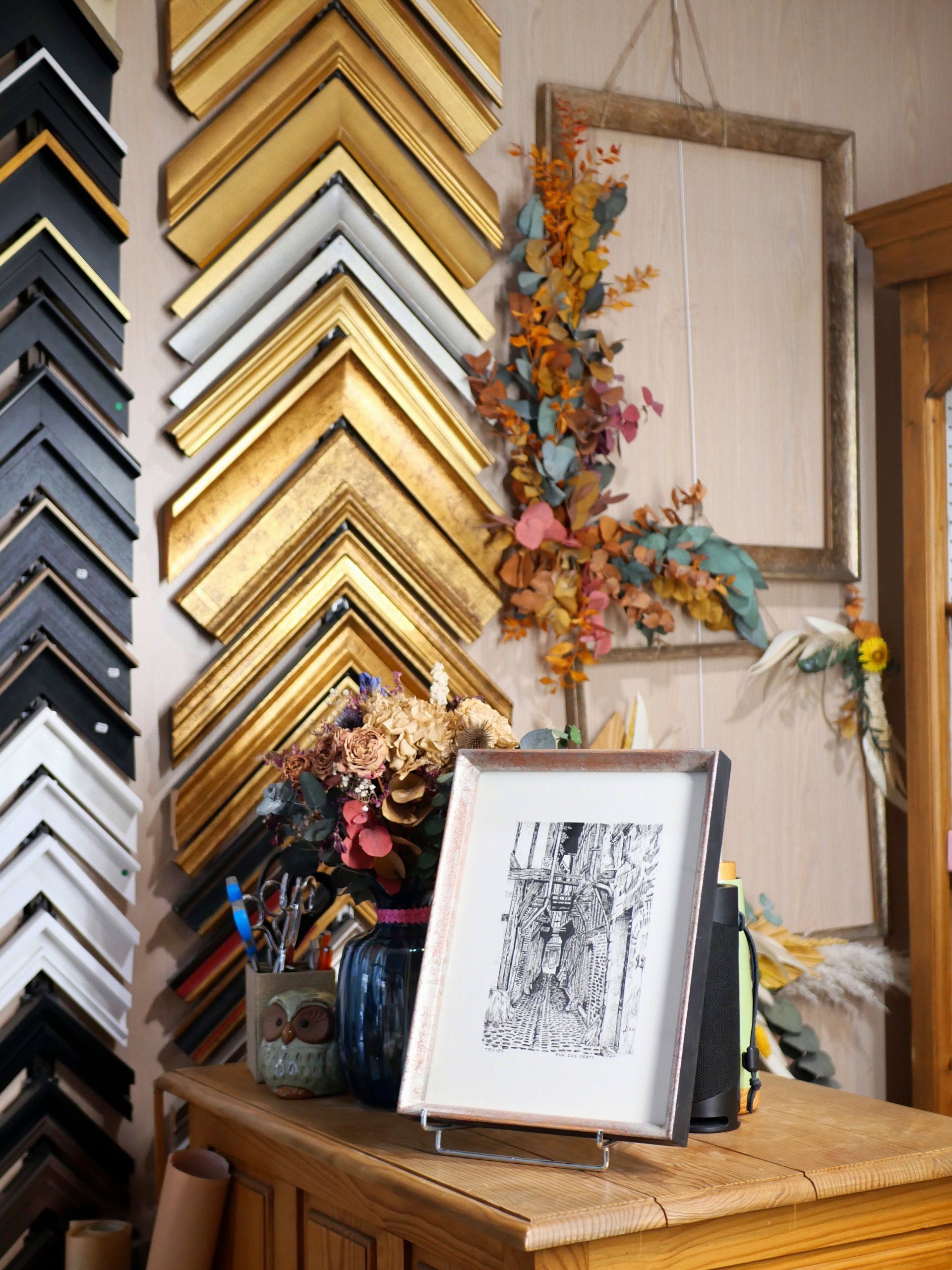 Baguettes dorées sur un mur