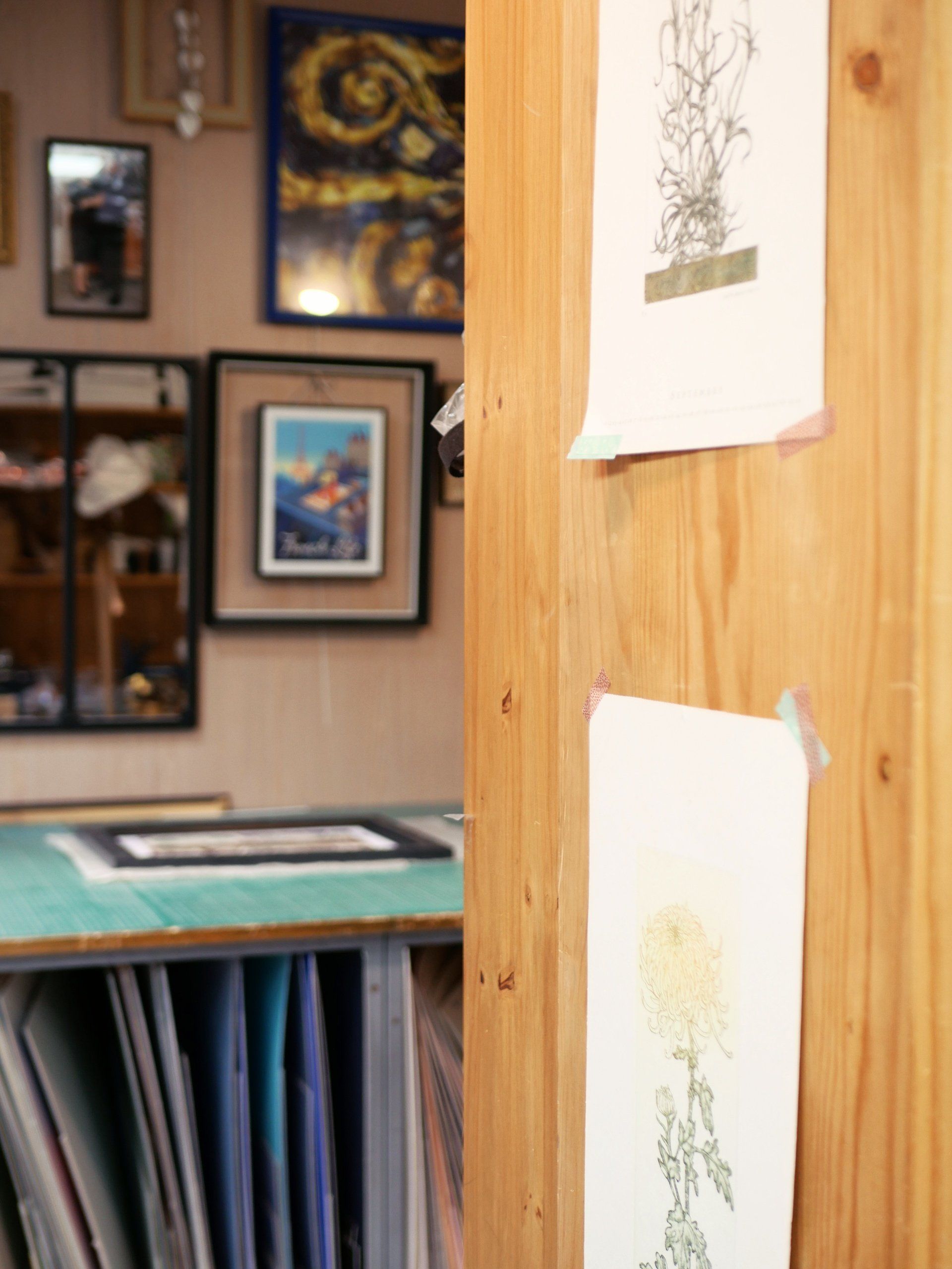 Affichage sur une planche en bois