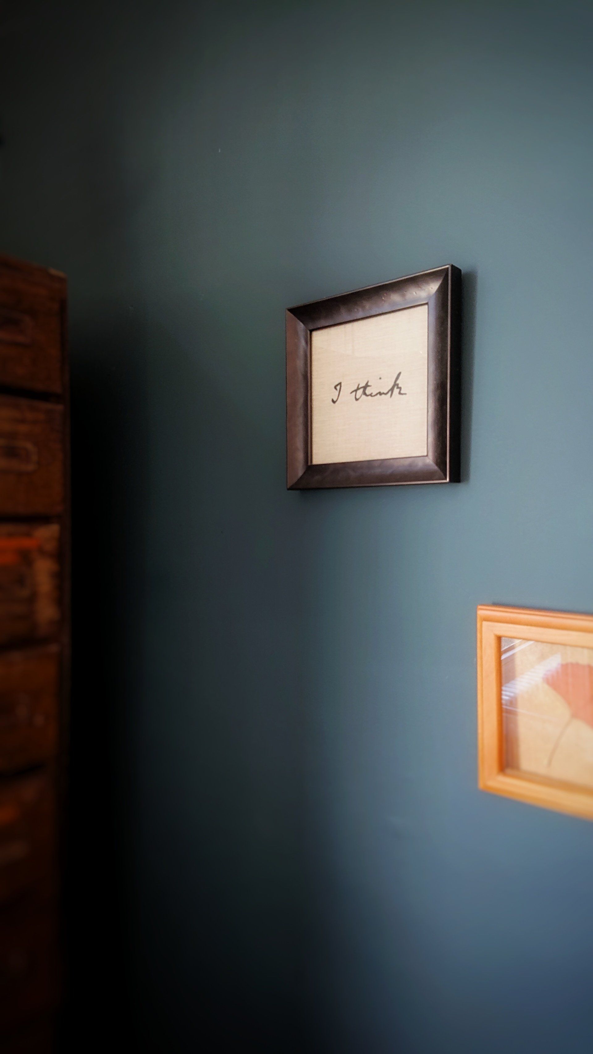 Tableaux sur mur bleu