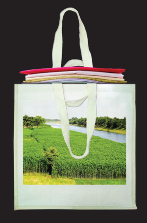 Una bolsa blanca con la imagen de un río.