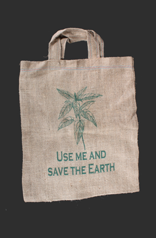 Una bolsa que dice úsame y salva la tierra